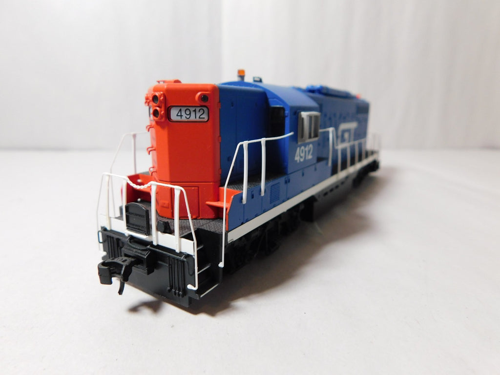 Walthers 920-42715 HO Scale EMD GP9 PH II Locomotive, DCC+Sound, GTW #49123