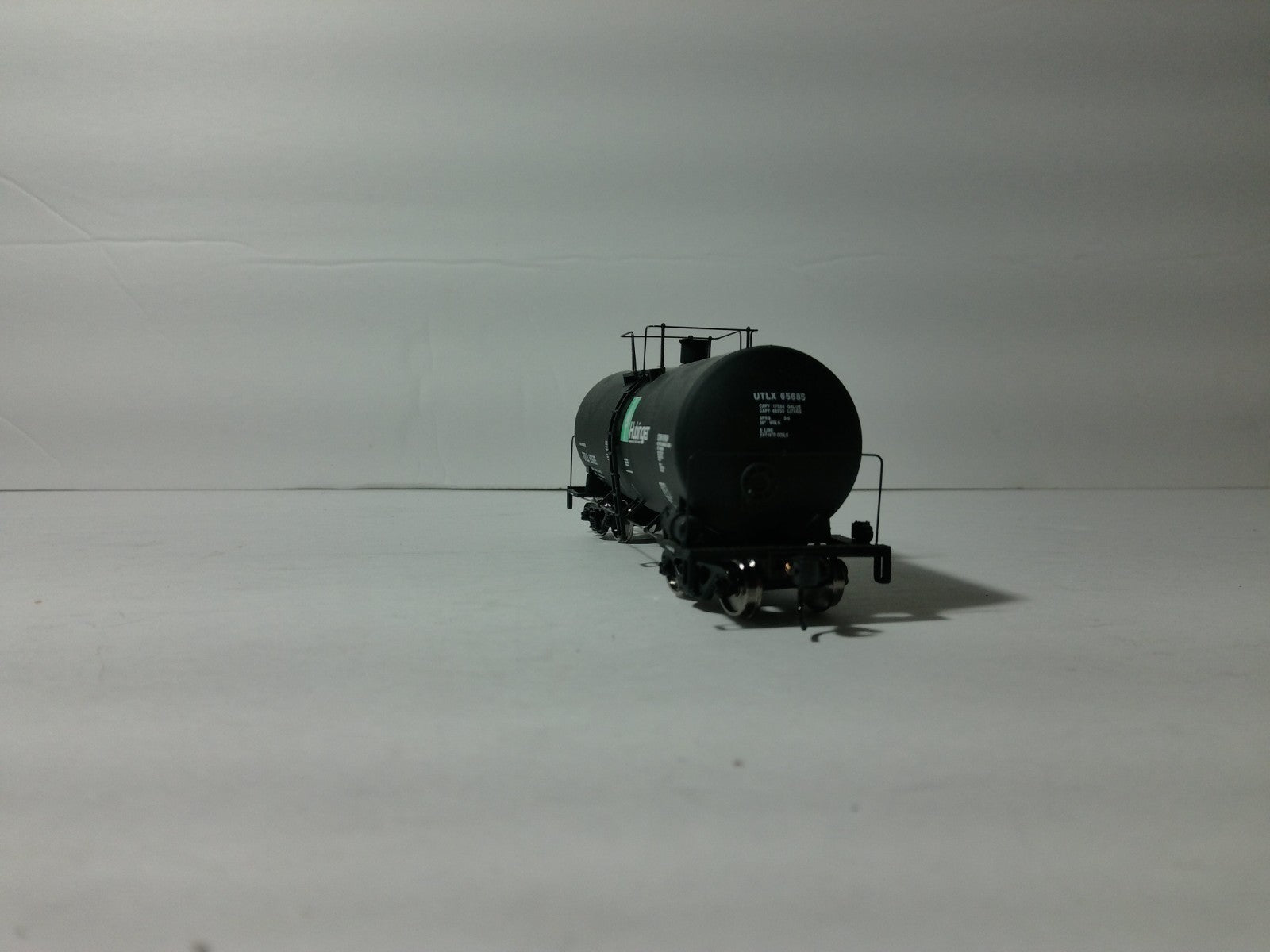 Walthers 932-7222 HO Scale Tank Car Hubinger UTLX #656855