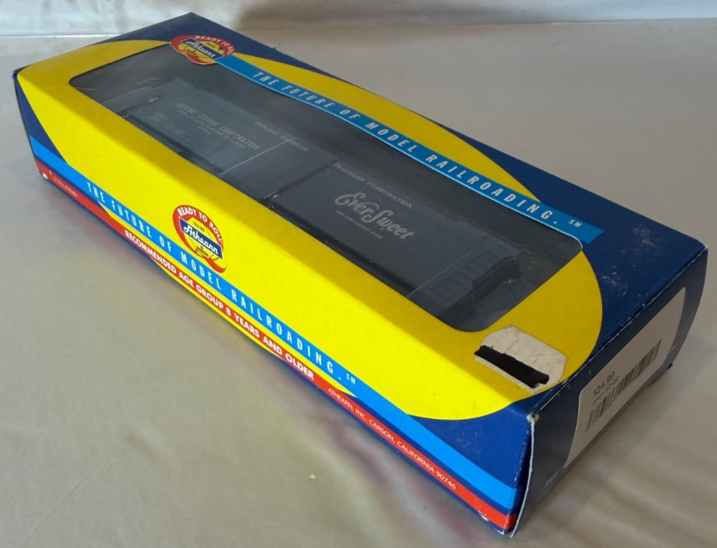 Athearn HO 50' Ever Sweet Express Reefer Box Car #925922