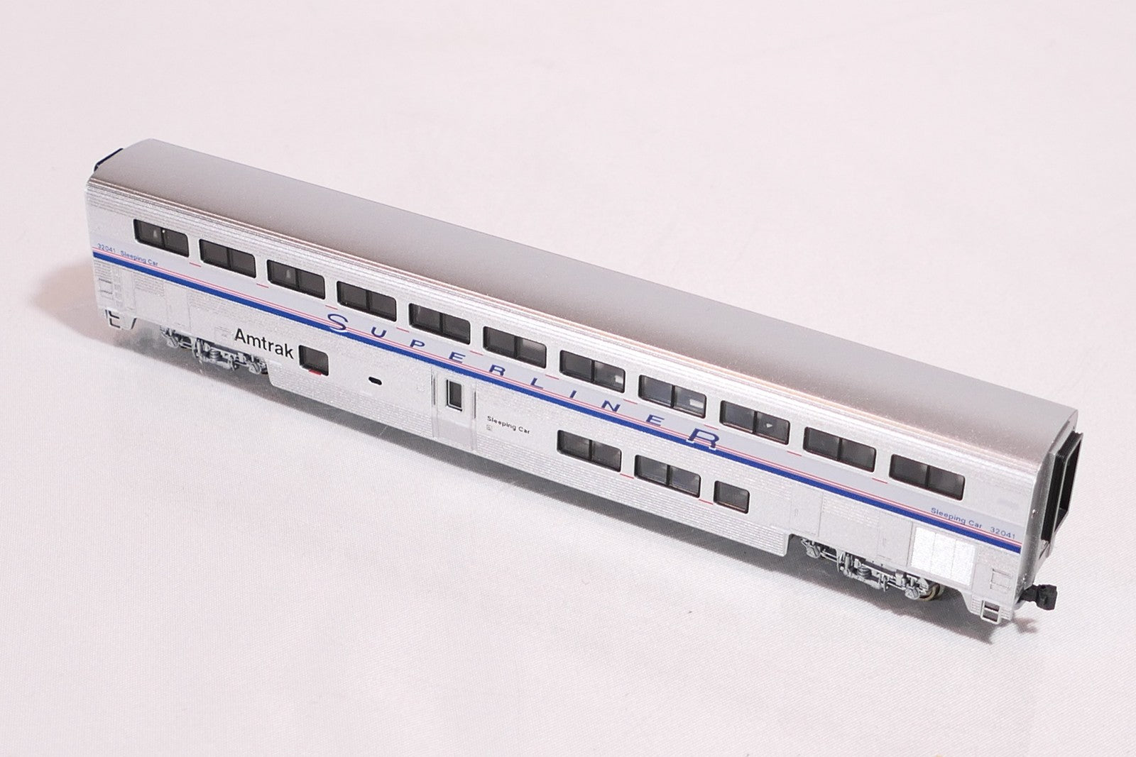 Kato 106-3504 N Scale Amtrak Superliner Passenger Car Phase IV Set A (4 Car Set)3