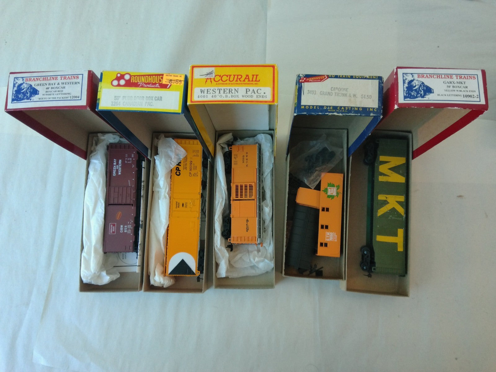 Roundhouse,Branchline,Accurail HO Scale Grab Bag #5-032 5 Pieces1