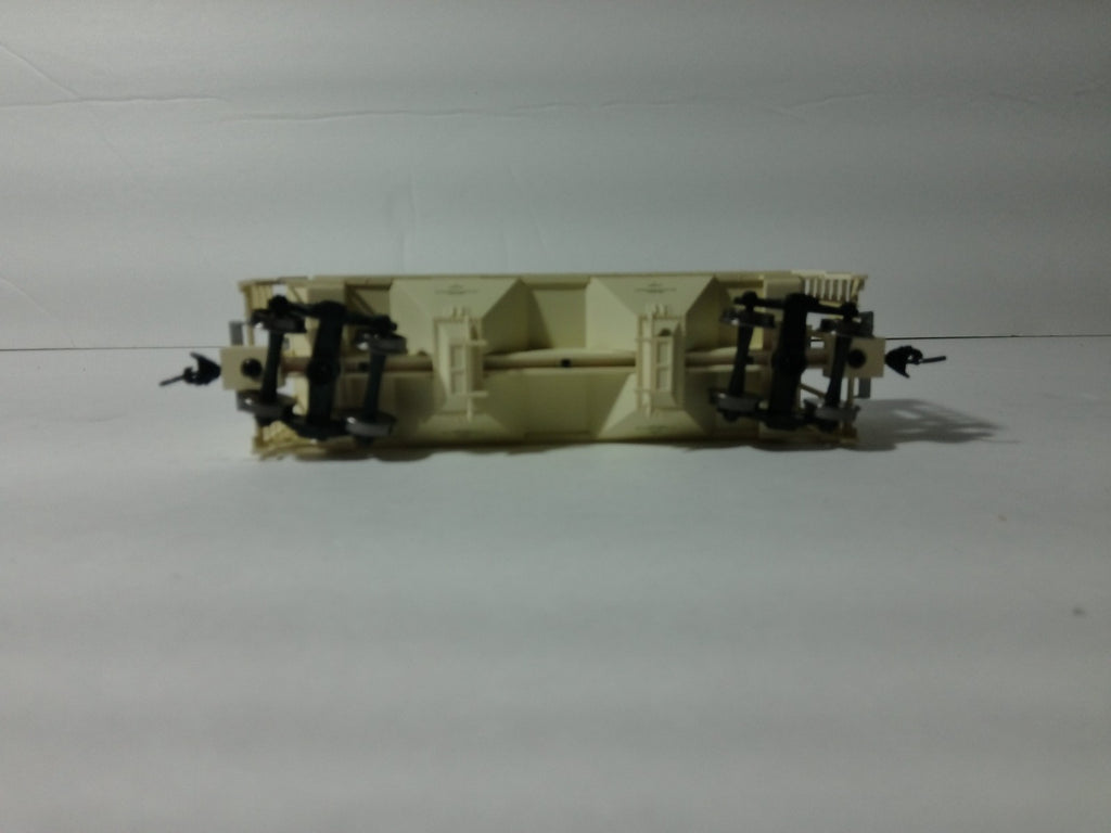 Walthers 910-7981 HO Scale 37' 2980 CU FT 2-Bay Covered Hopper CSX #2421217