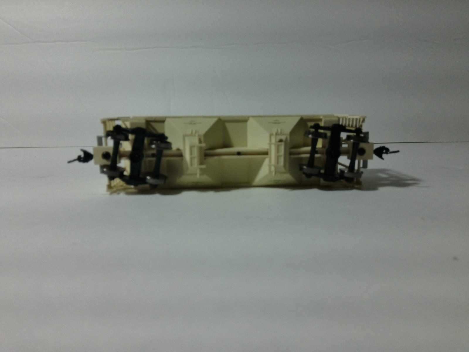 Walthers 910-7981 HO Scale 37' 2980 CU FT 2-Bay Covered Hopper CSX #2421217