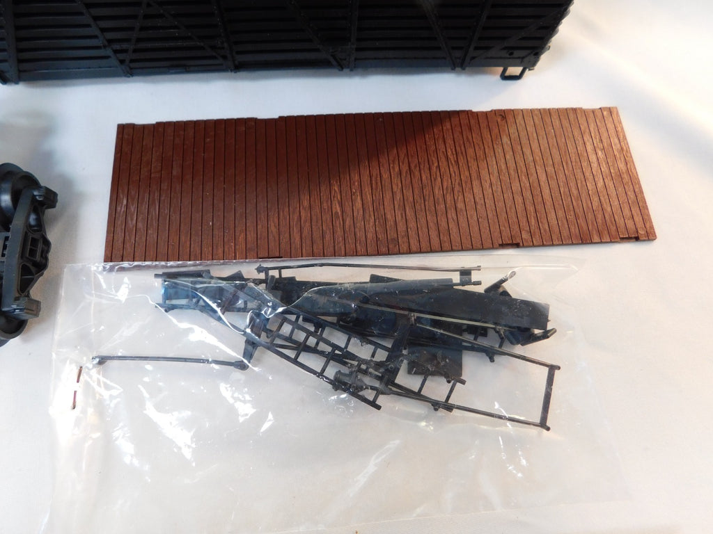 Atlas 6225 O Gauge Undecorated Black Cattle Stock Car Model Kit, Unassembled3