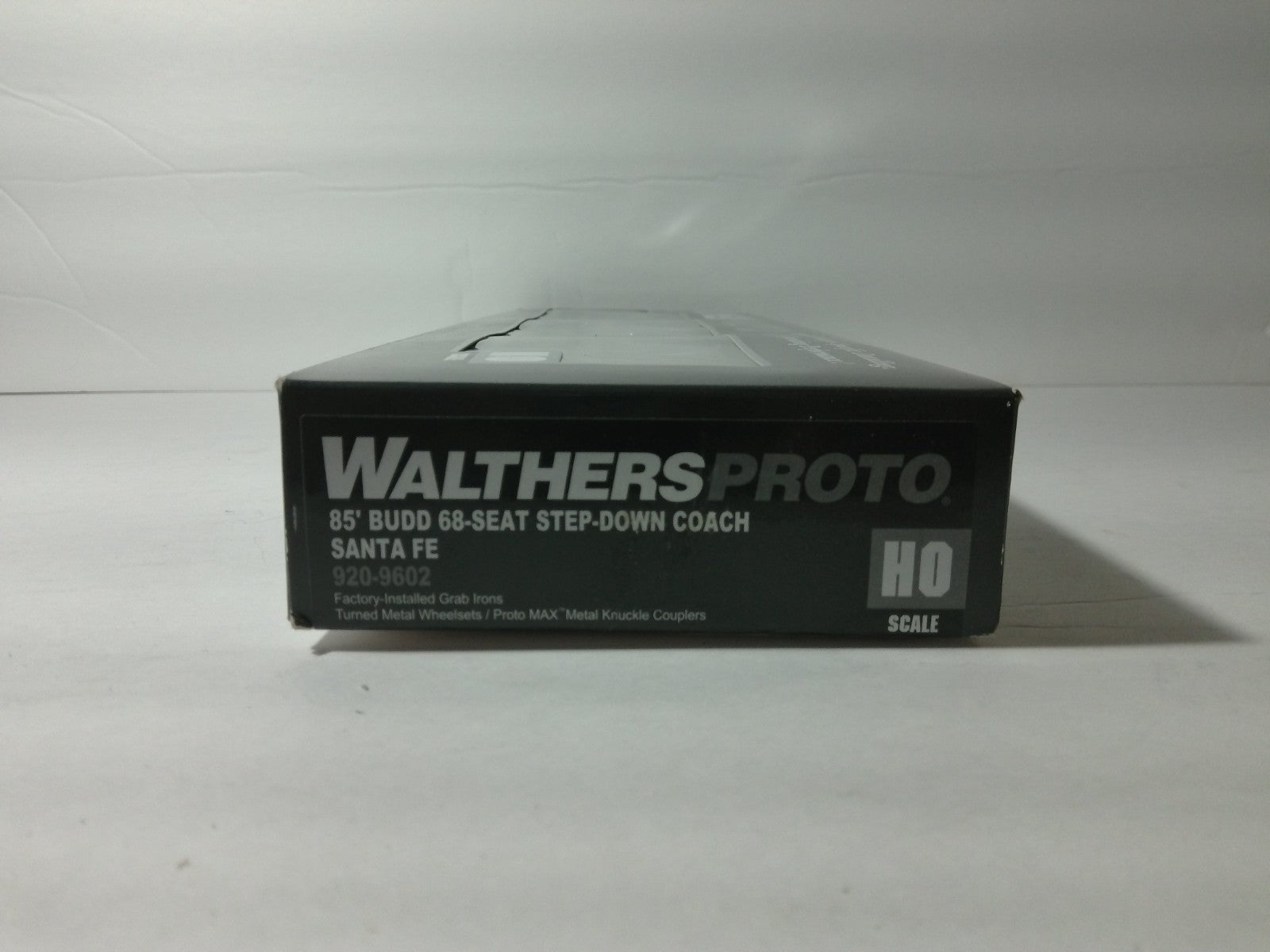 Walthers 920-9602 HO Scale 85' Budd 68-Seat Step-Down Coach Santa Fe3