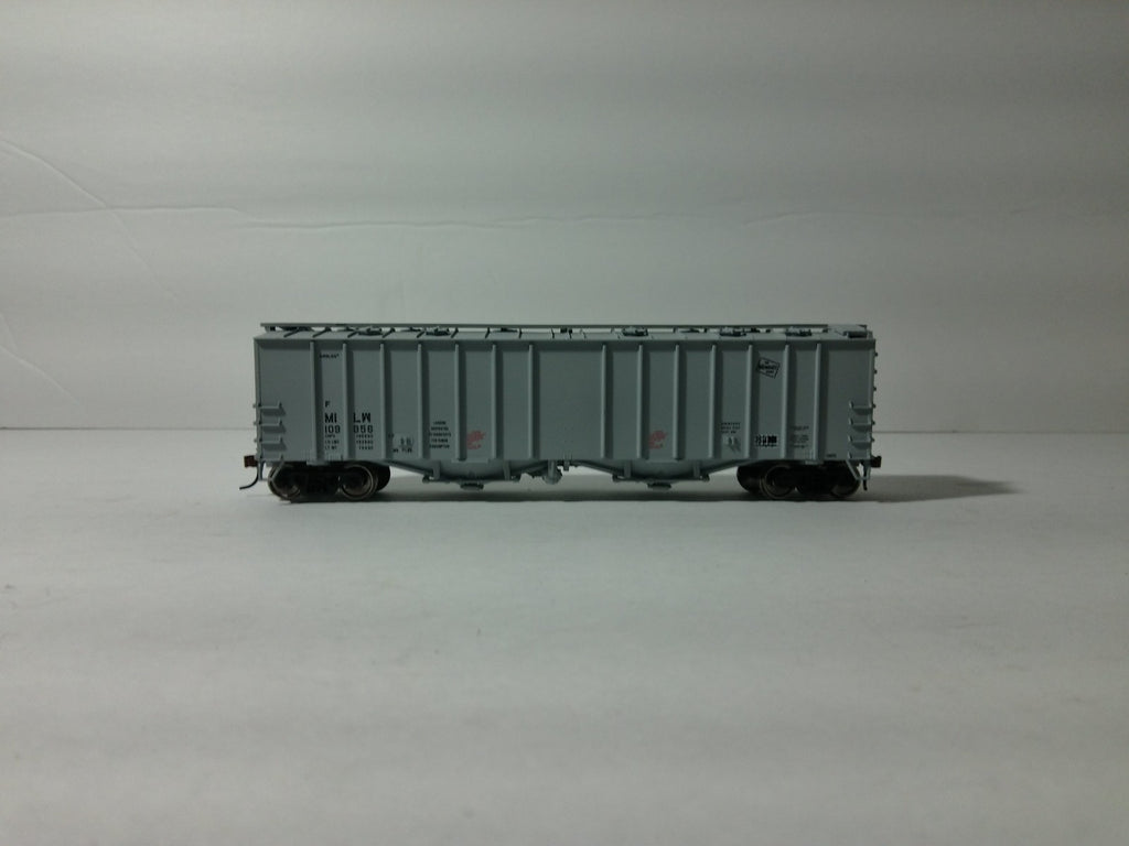 Walthers 932-3725 HO Scale Covered Hopper Milwaukee Road #1099561
