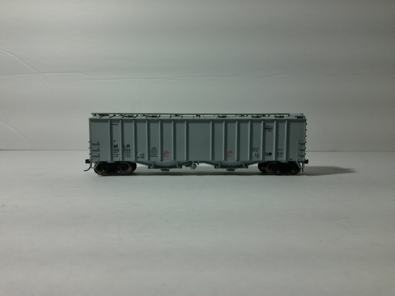 Walthers 932-3725 HO Scale Covered Hopper Milwaukee Road #1099561