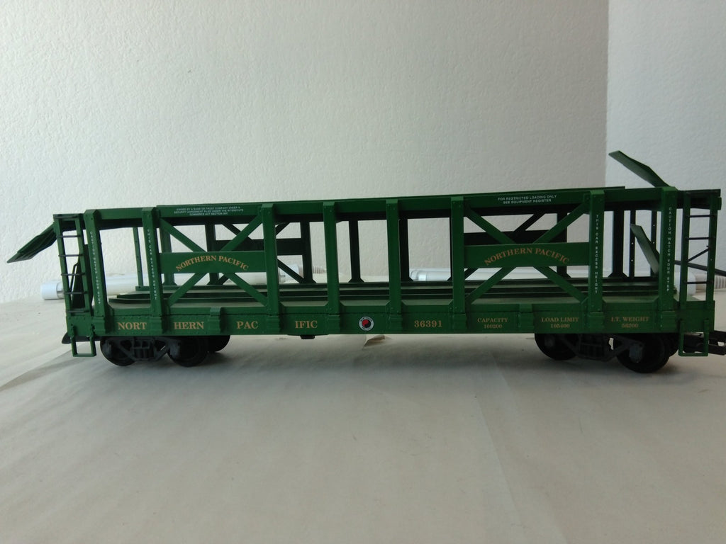 USA Trains R17231 G Scale Auto Carrier Northern Pacific1