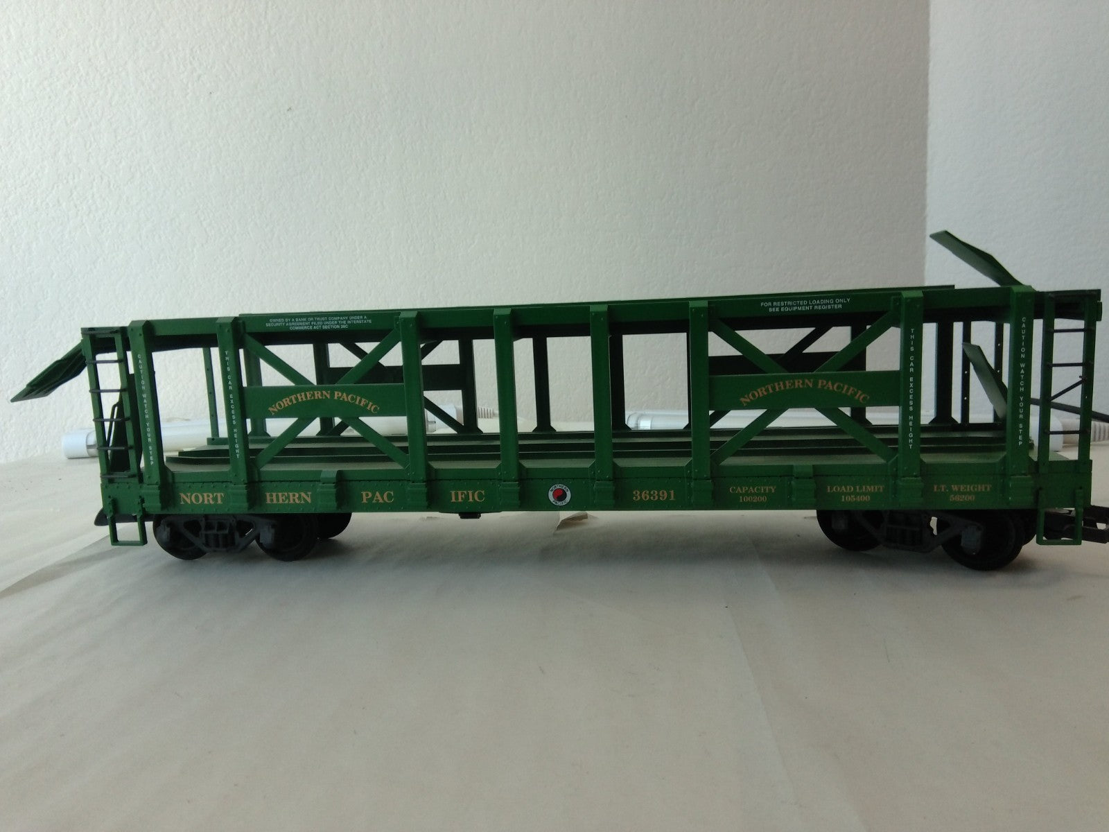 USA Trains R17231 G Scale Auto Carrier Northern Pacific1