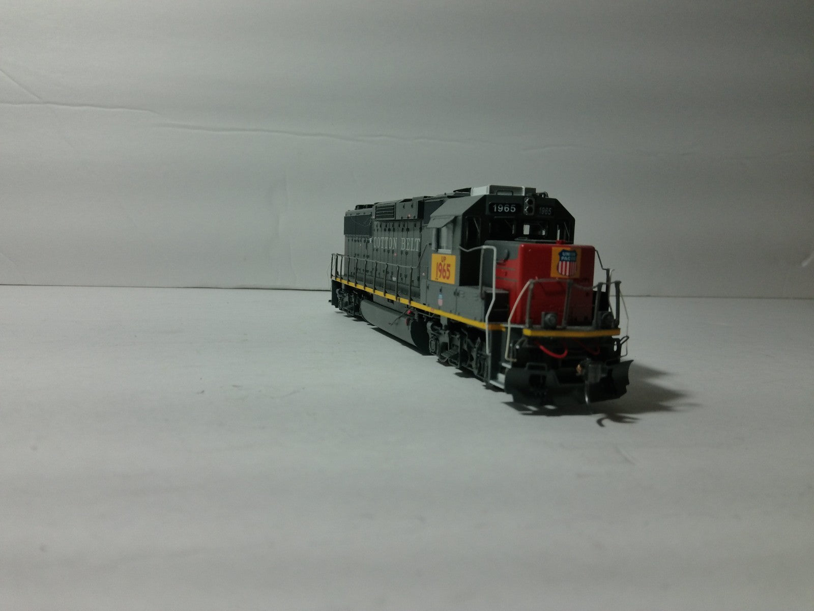 Walthers 920-41815 HO Scale EMD GP60 Locomotive, Sound&DCC UP #19655
