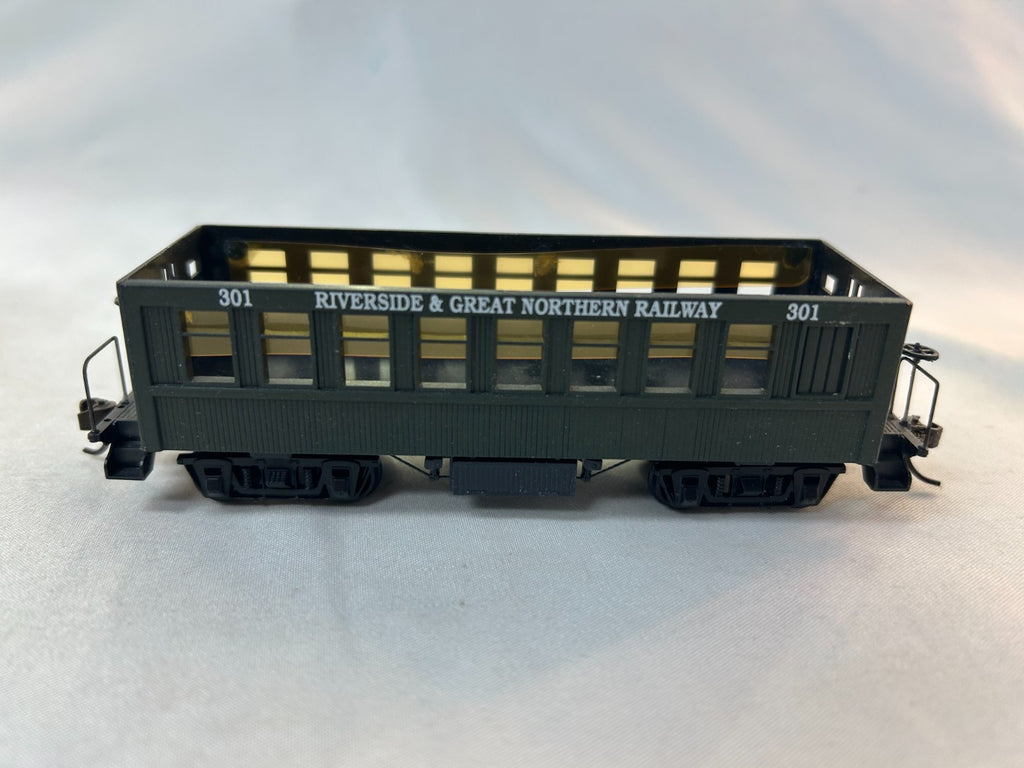 Roundhouse Products 3700 HO Scale Overton Coach Unlettered Kit #3012