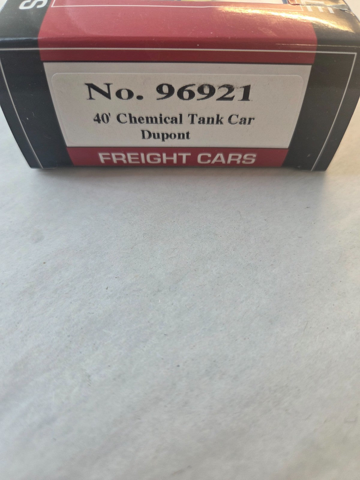 Model Power #96921 HO Scale 40' Chemical Tank Car "Dupont DUPX 2675"1