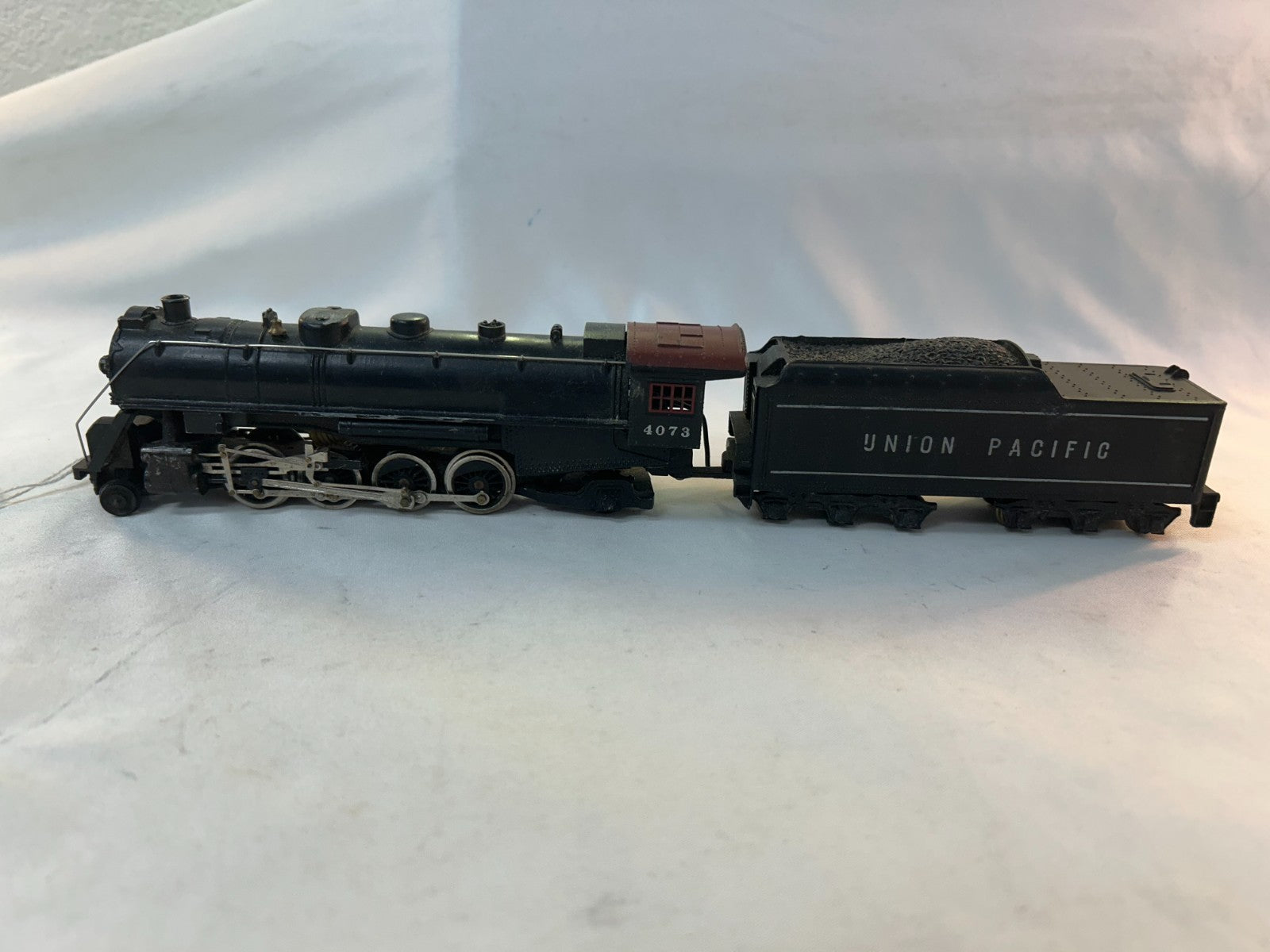 Mantua HO Scale Diesel Locomotive and Tender, Union Pacific #40730