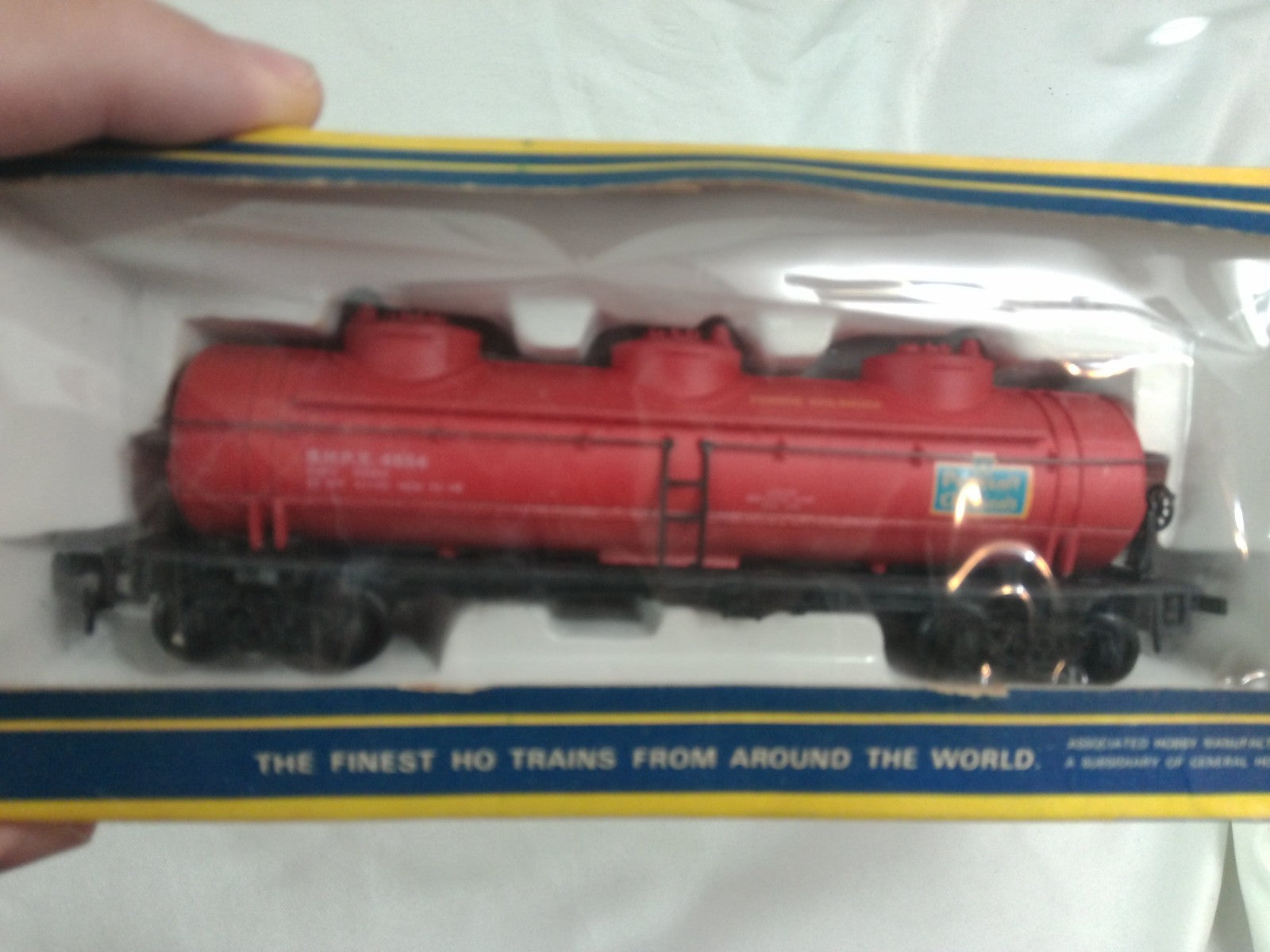 AHM 5480-11 - HO Scale 3-Dome Tank Car Pennsalt SHPX 46543