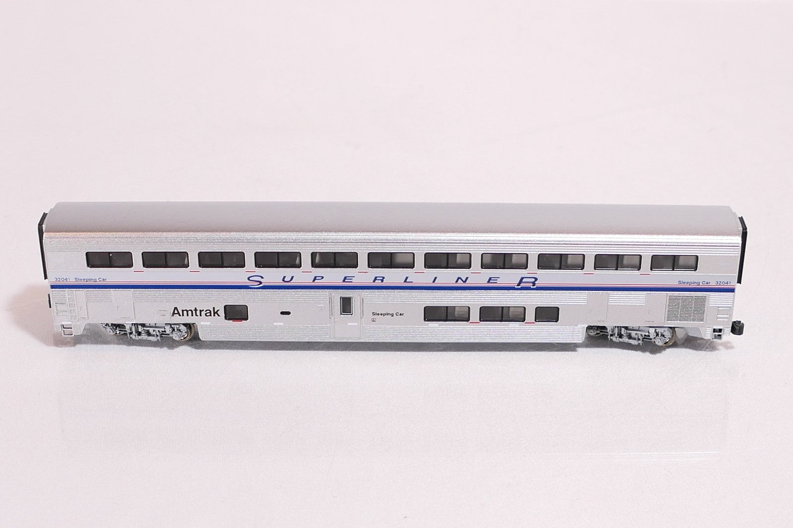Kato 106-3504 N Scale Amtrak Superliner Passenger Car Phase IV Set A (4 Car Set)2