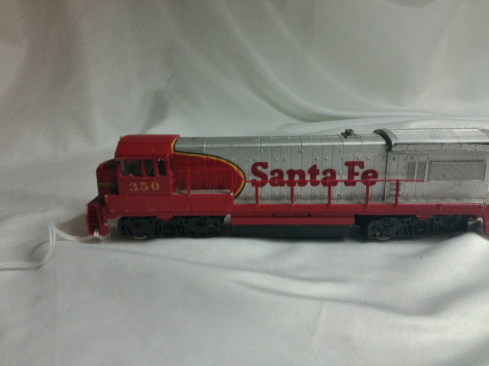 Bachmann HO Scale Santa Fe ATSF Diesel #350 RUNS - READ (No Box)2