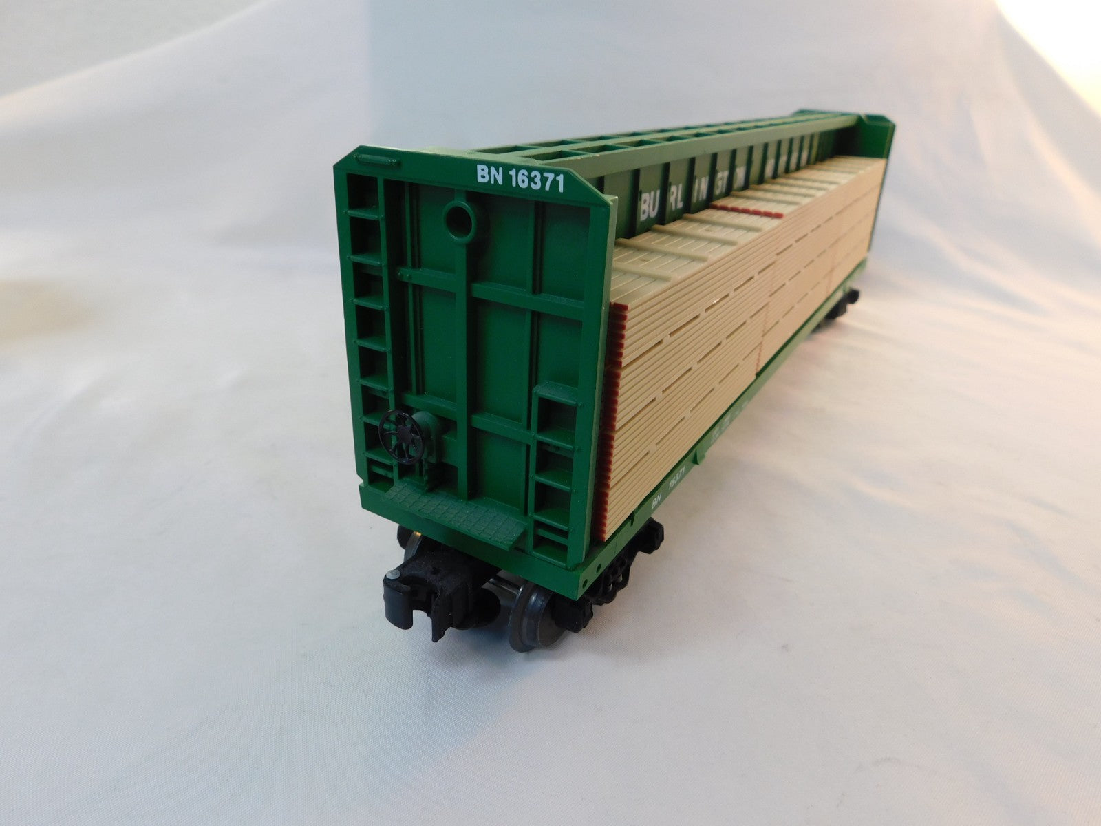Lionel 6-16371 O Scale I-Beam Flatcar with Wood Load, Burlington Northern #163714
