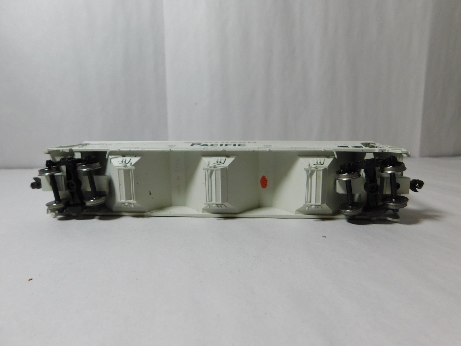 Atlas 20-006-951 HO Scale ACF 4650 Centerflow Hopper, Southern Pacific #4965436