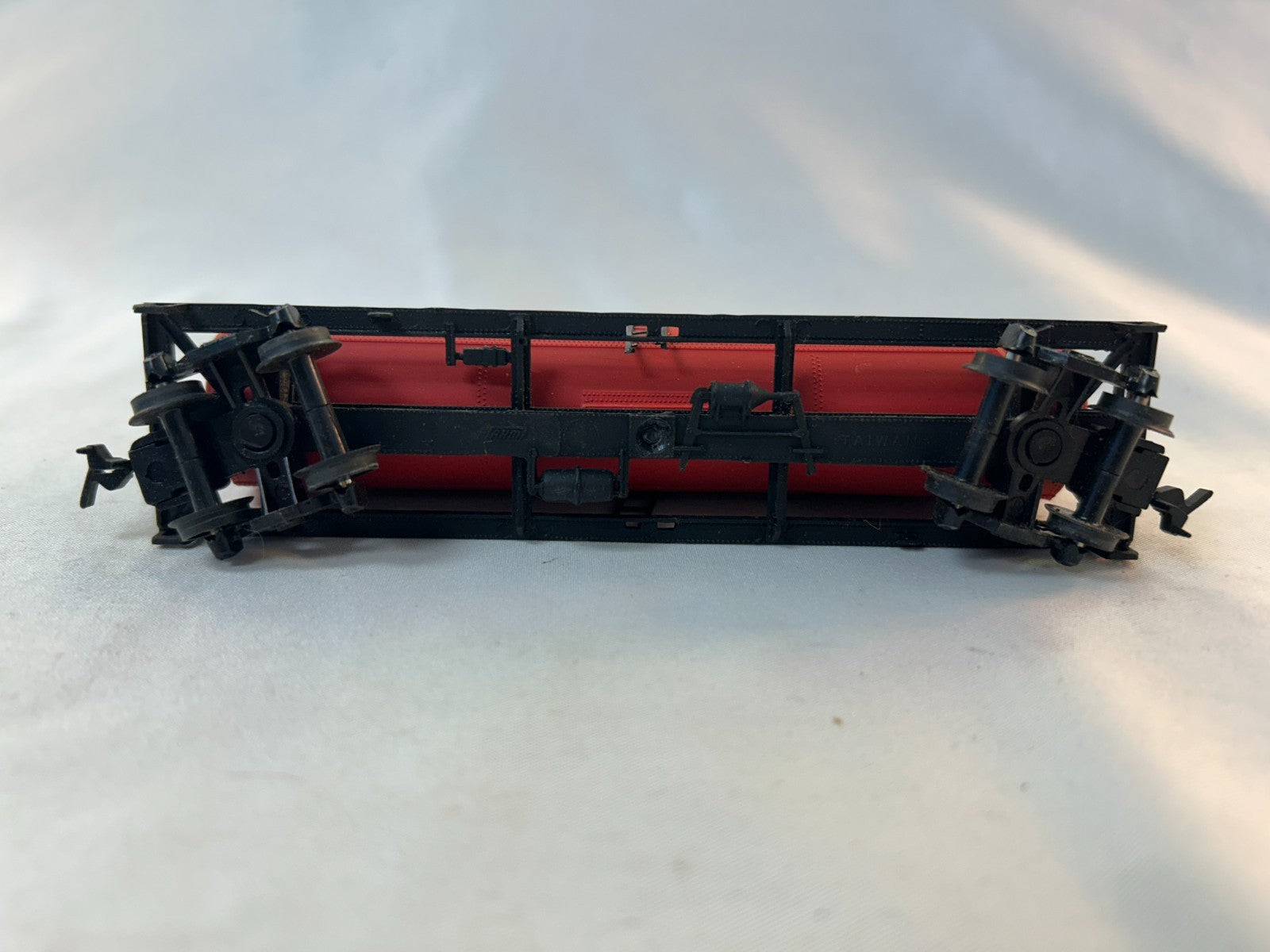 AHM 5480M HO Scale Red 3-Dome Tank Car Paper Makers Chem HPCX #38452