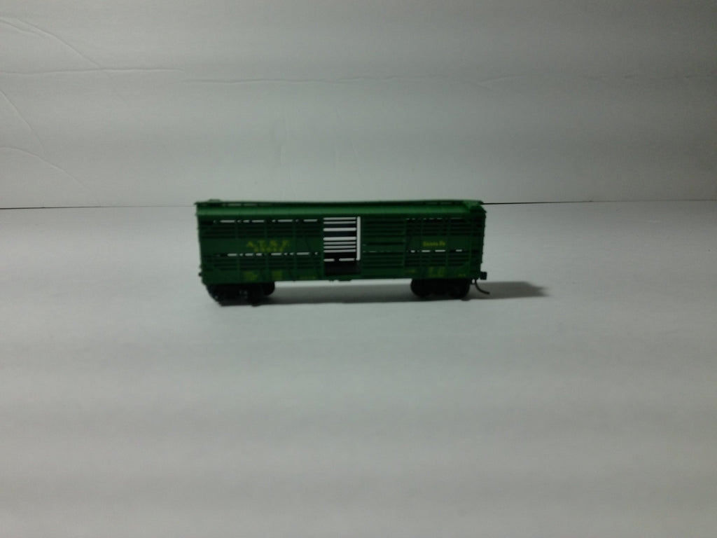 Micro Trains 35074 N Scale 40' Despatch Stockcar A.T.S.F #686420