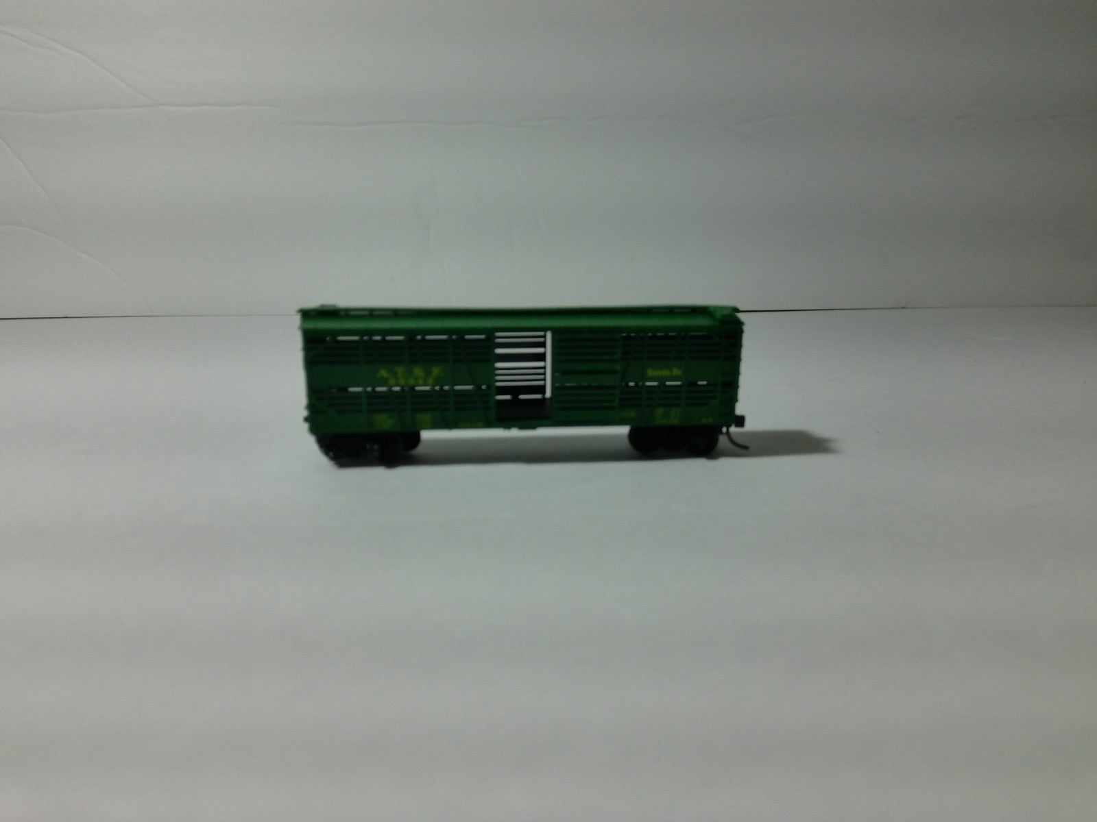 Micro Trains 35074 N Scale 40' Despatch Stockcar A.T.S.F #686420