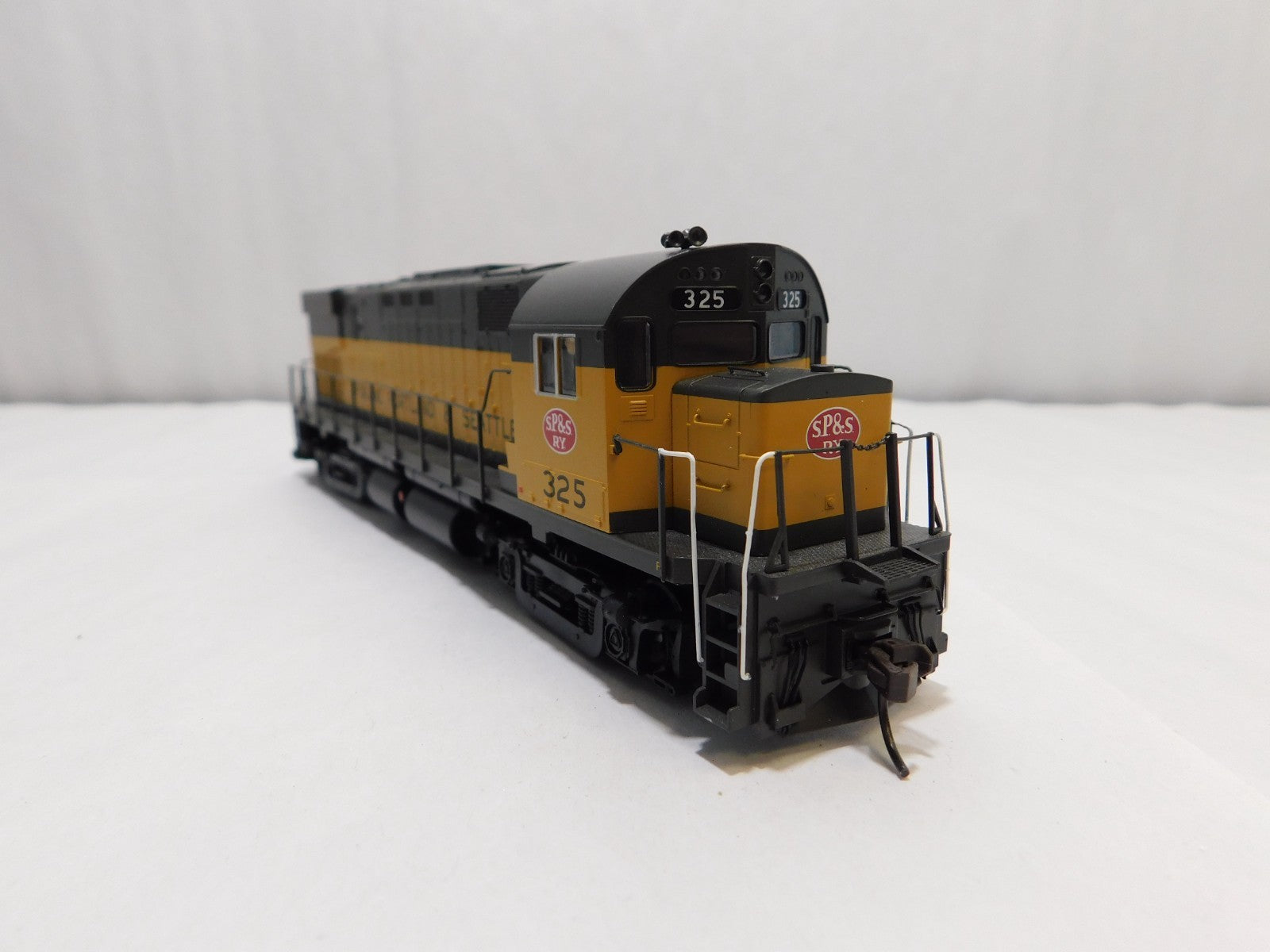 Atlas 10-002-568 HO Scale C425 Phase 2 Locomotive, DCC+Sound, SP&S #3253