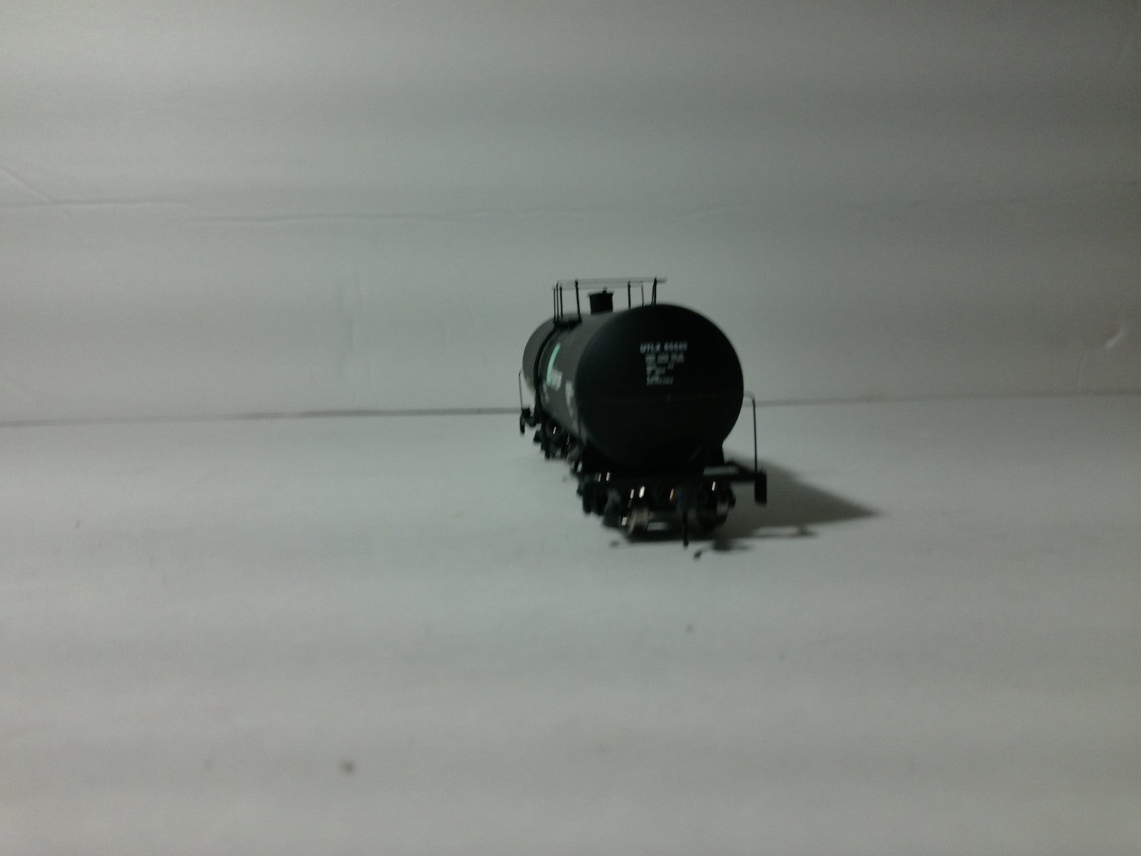 Walthers 932-7222 HO Scale Tank Car Hubinger UTLX #656856