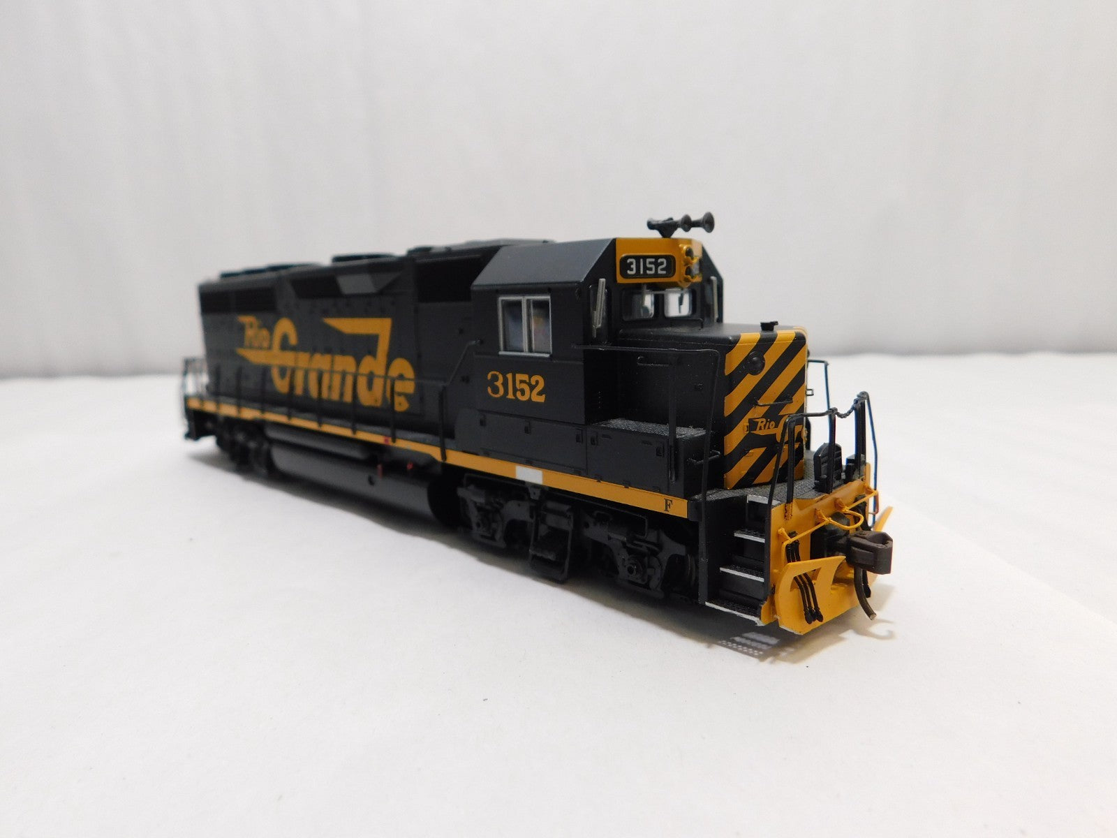 Atlas 10-004-044 HO Scale GP40 Locomotive, DCC+Sound, Rio Grande #31524