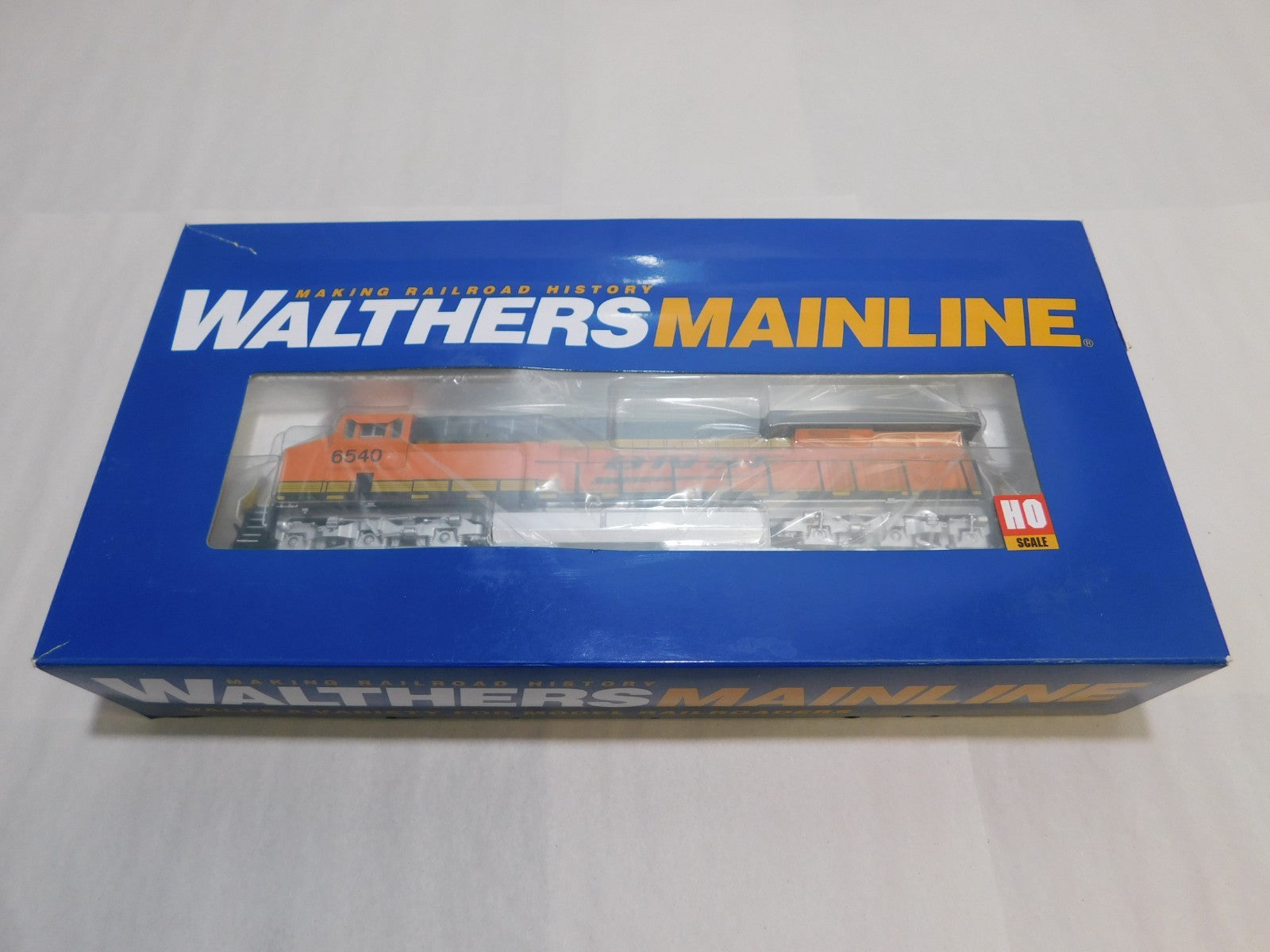 Walthers 910-20186 HO Scale GE ES44 Evolution Locomotive, DCC+Sound, BNSF #65401