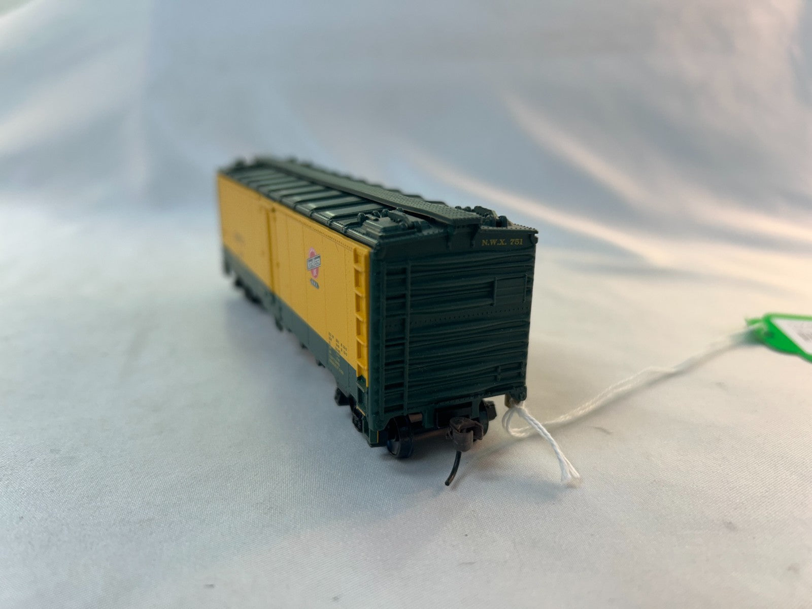 Athearn 7130 HO Scale 40' Steel Side Reefer Car, North Western Line #7512