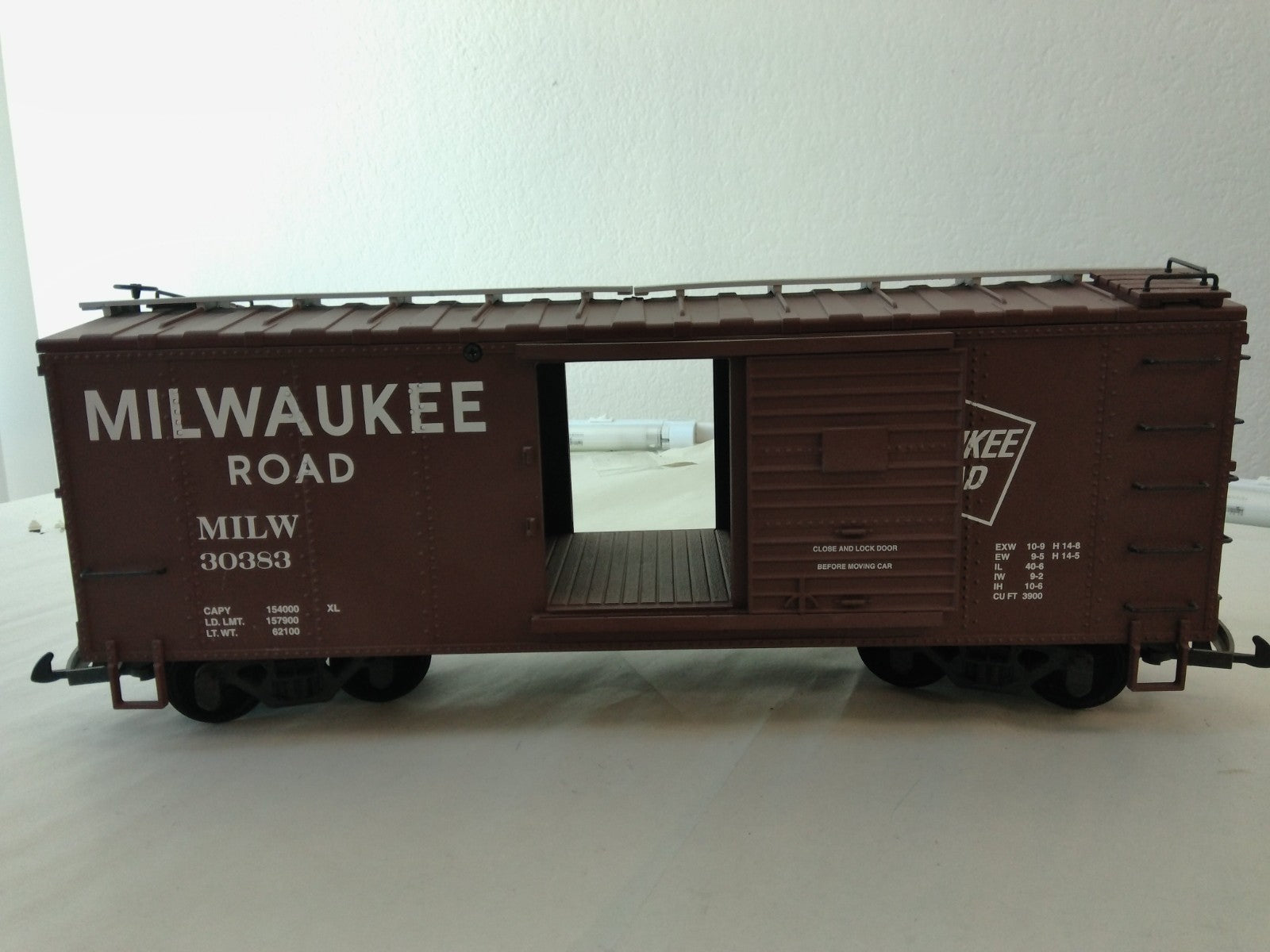 USA Trains R19106A G Scale Steel Box Car Milwaukee Road #303831