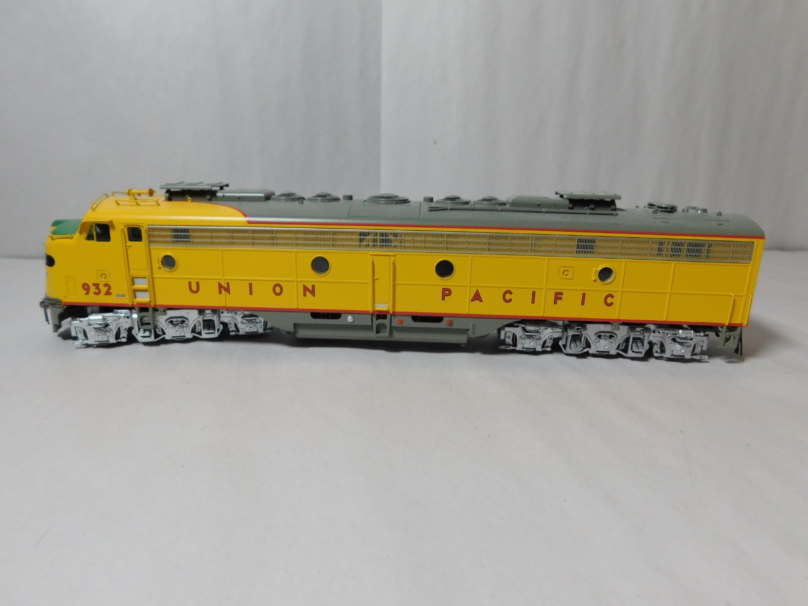 Rapido Trains 28538 HO Scale EMD E8A Diesel Locomotive, DCC + Sound, UP #9320