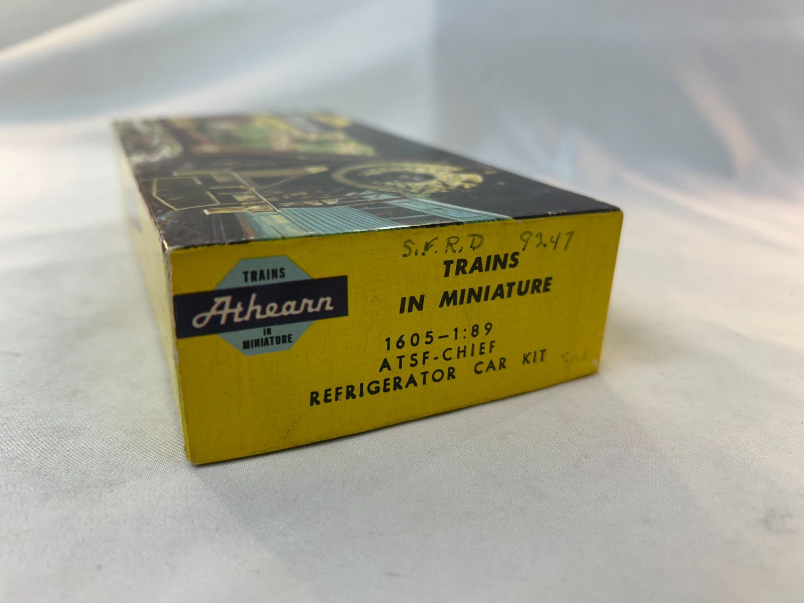 Athearn 1605 HO Scale ATSF-Chief Refrigerator Car Kit, SFRD #94271