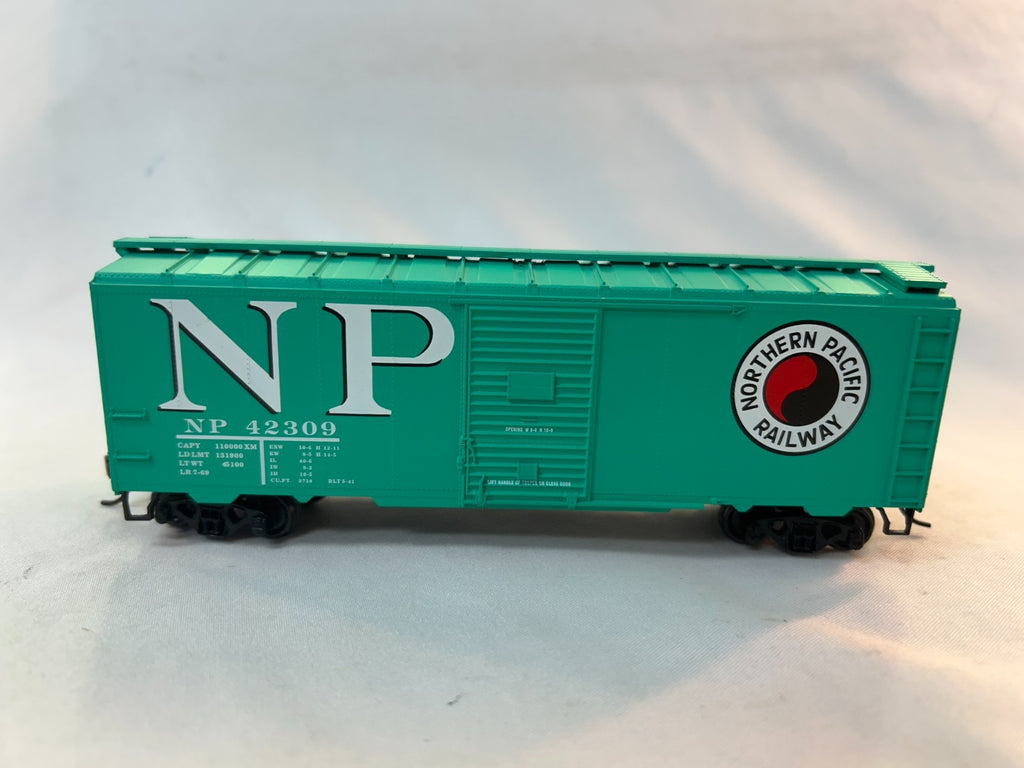 Roundhouse Products 20415 HO Scale R-T-R AAR Single Door Boxcar, NP #423090