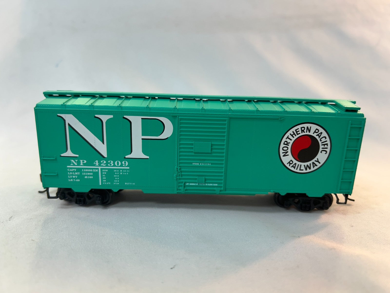 Roundhouse Products 20415 HO Scale R-T-R AAR Single Door Boxcar, NP #423090