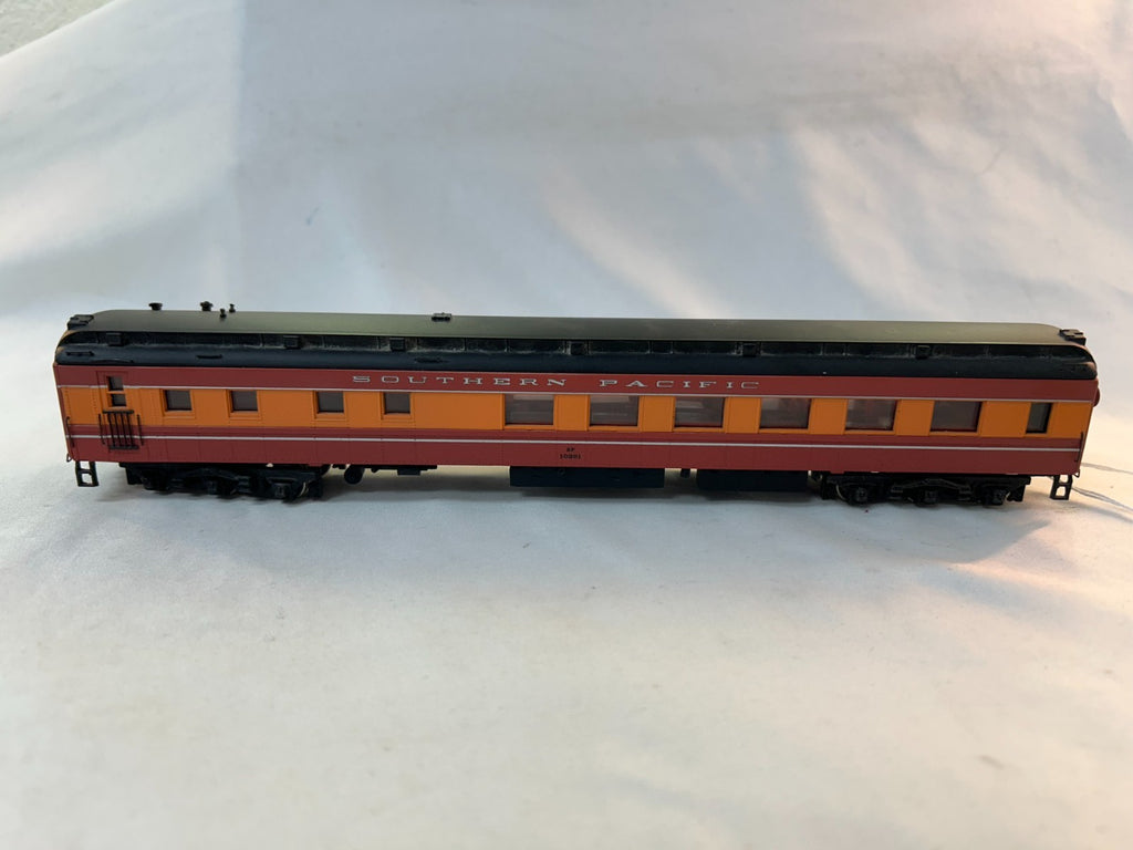 Bachmann Spectrum 89134 HO Scale Passenger Car, Southern Pacific Daylight #102010