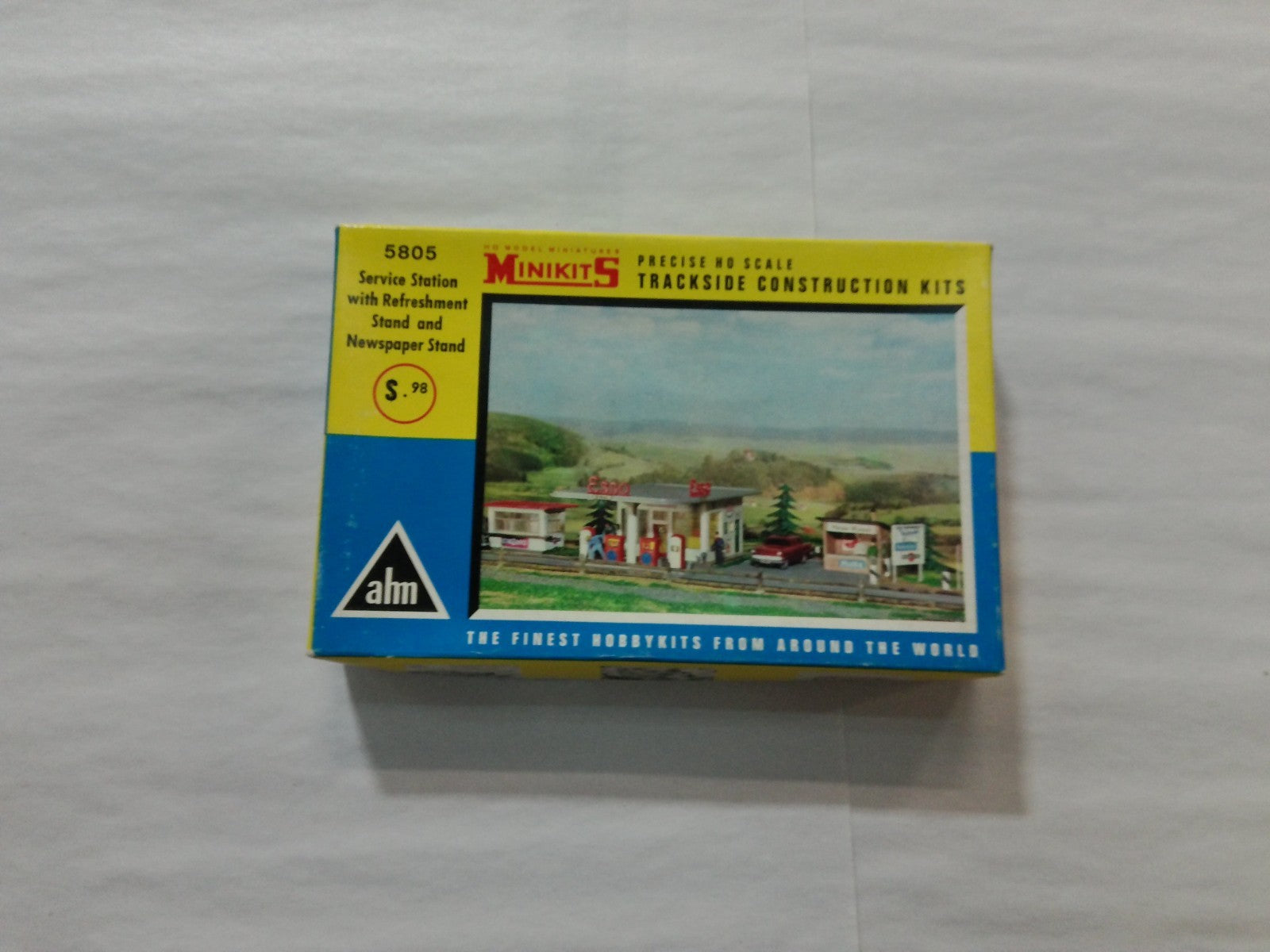 AHM 5805 HO Scale Service Station With Refreshment Stand And Newspaper Stand0
