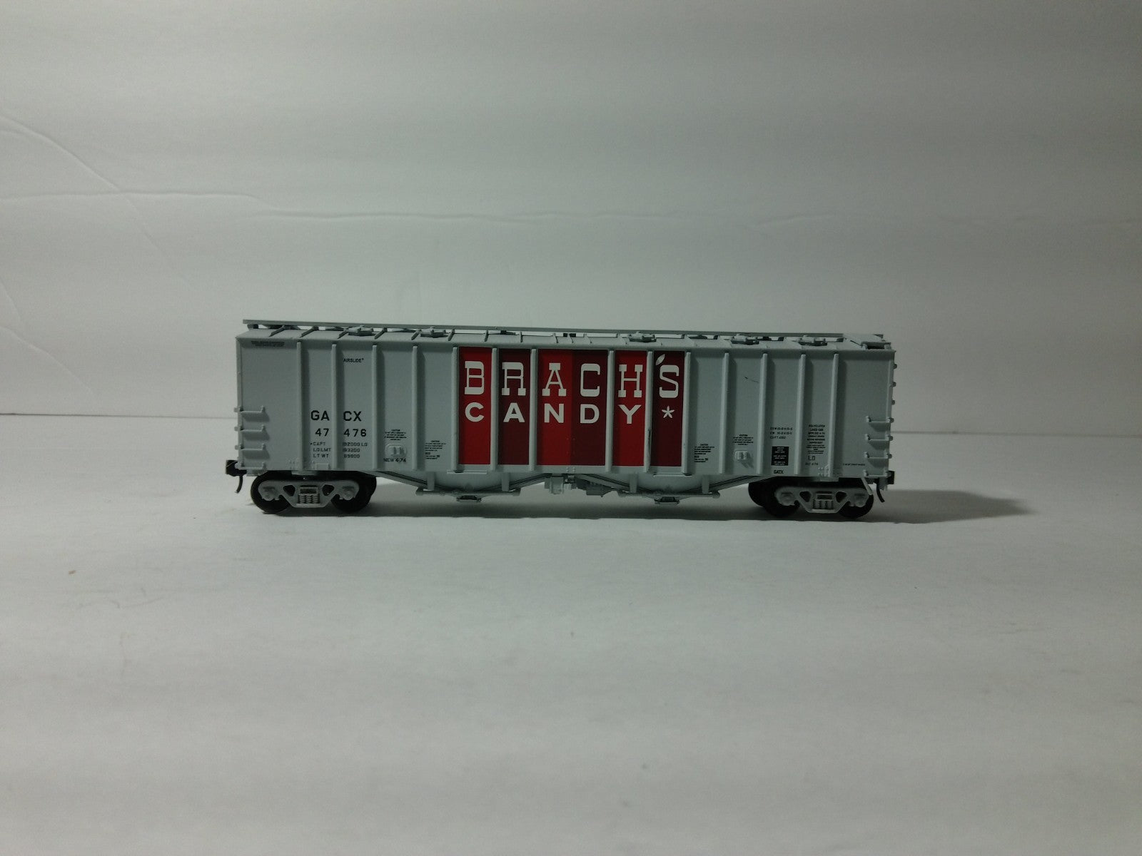 Walthers 910-7209 HO Scale 50' 2-Bay Airslide Hopper Brach's Candy GACX #474760
