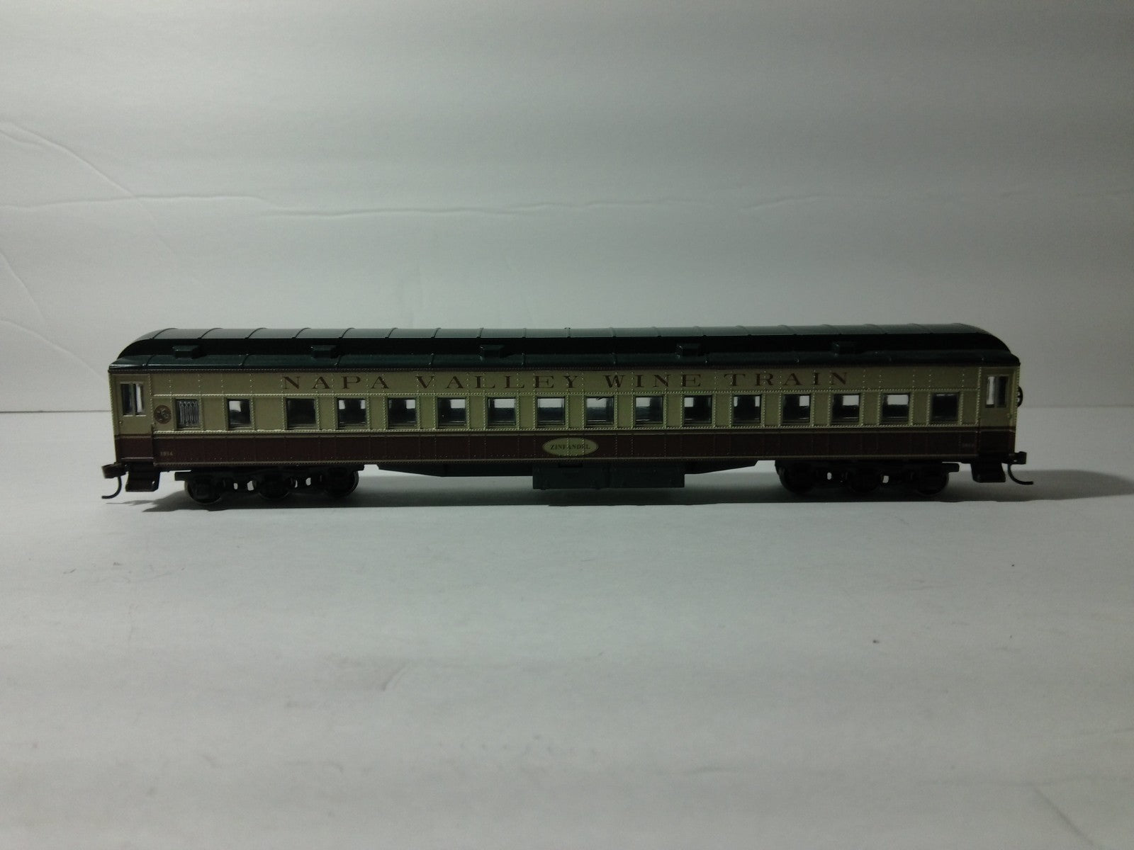 Athearn 8502 HO Scale Napa Valley RR Coach Car Zinfandel #10141