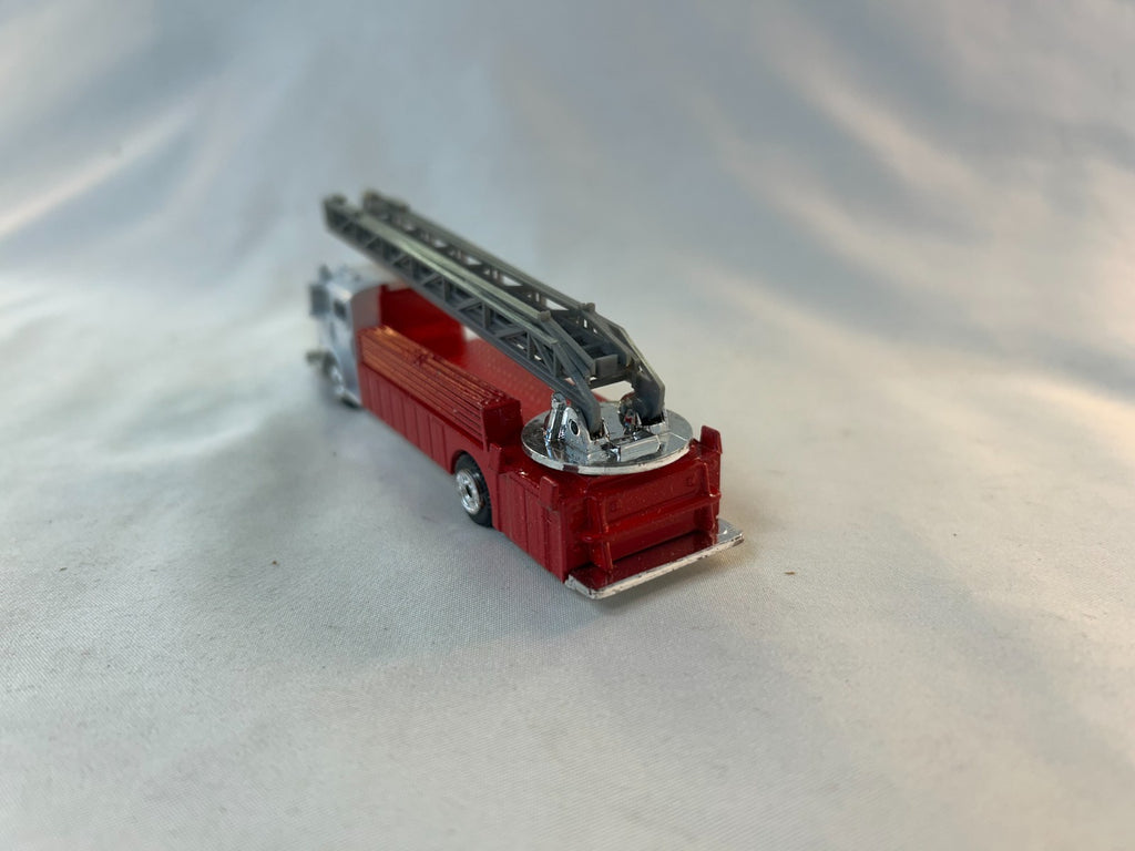 Model Power 7767-5 HO Scale Diecast Fire Fighting Truck with Aerial Ladder3
