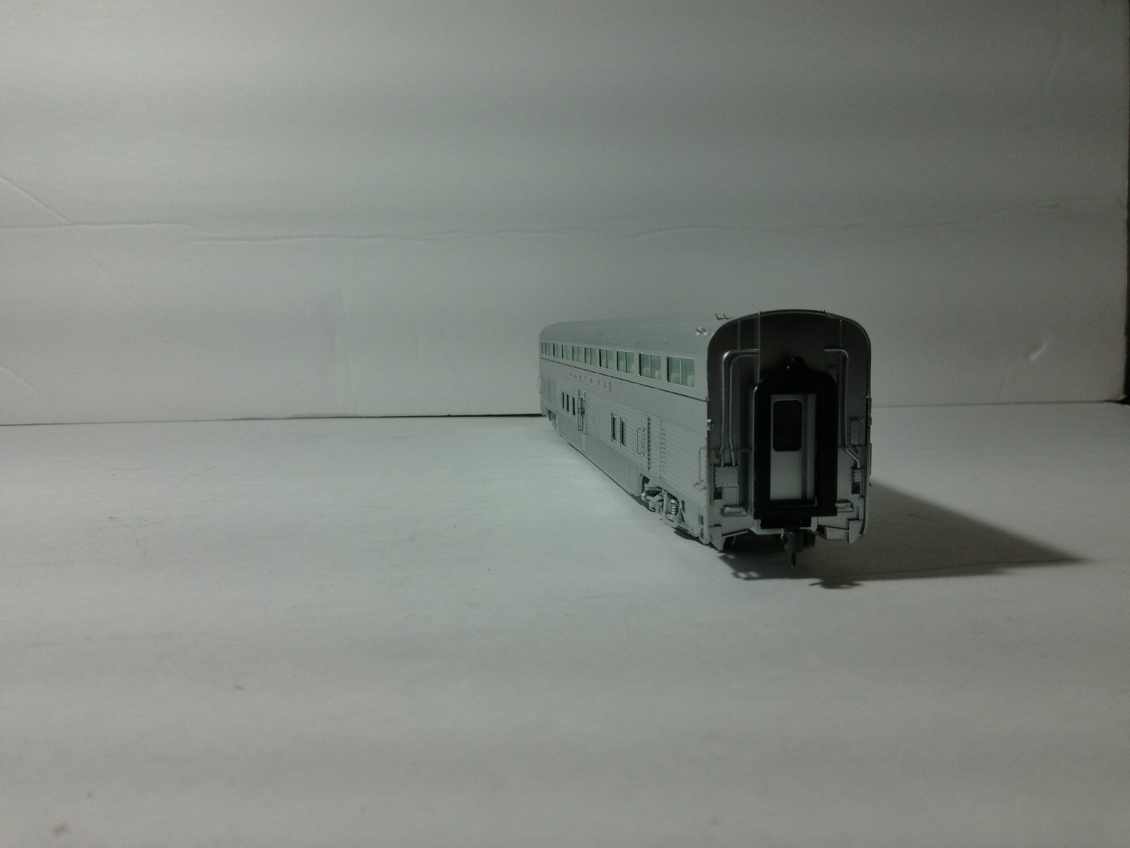 Walthers 920-9602 HO Scale 85' Budd 68-Seat Step-Down Coach Santa Fe5