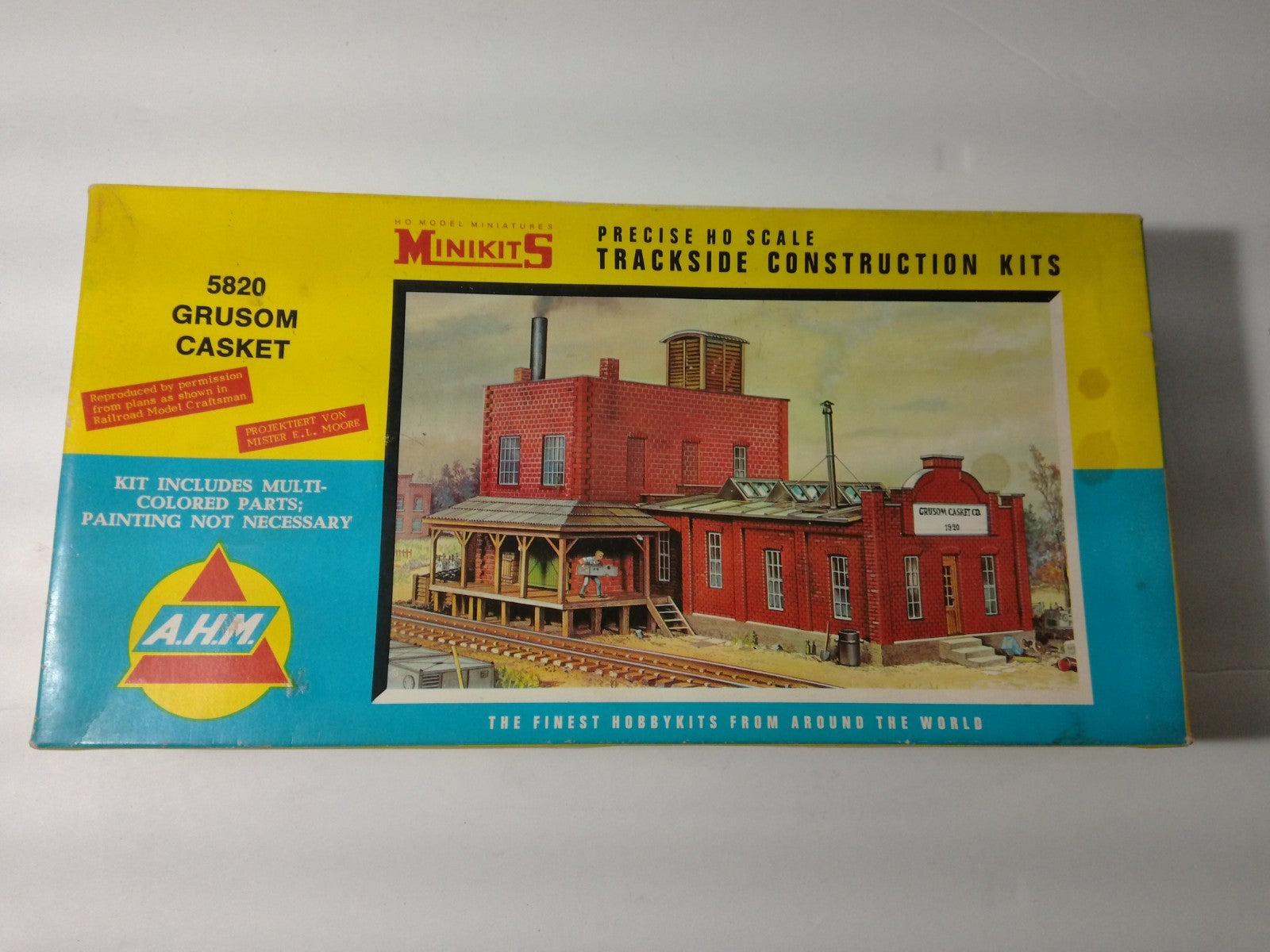 AHM 5820 HO Scale Grusom Casket0