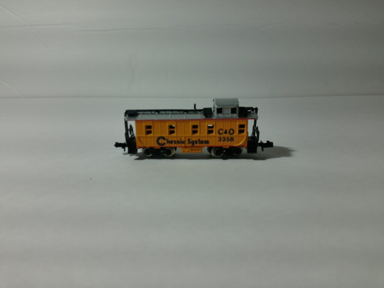 Model Power 3294 N Scale Caboose Chessie System C&O #33581