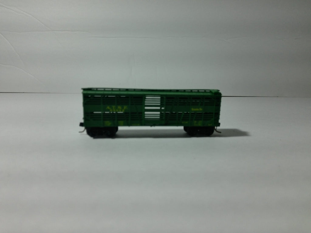 Micro Trains 35074 N Scale 40' Despatch Stockcar A.T.S.F #686421