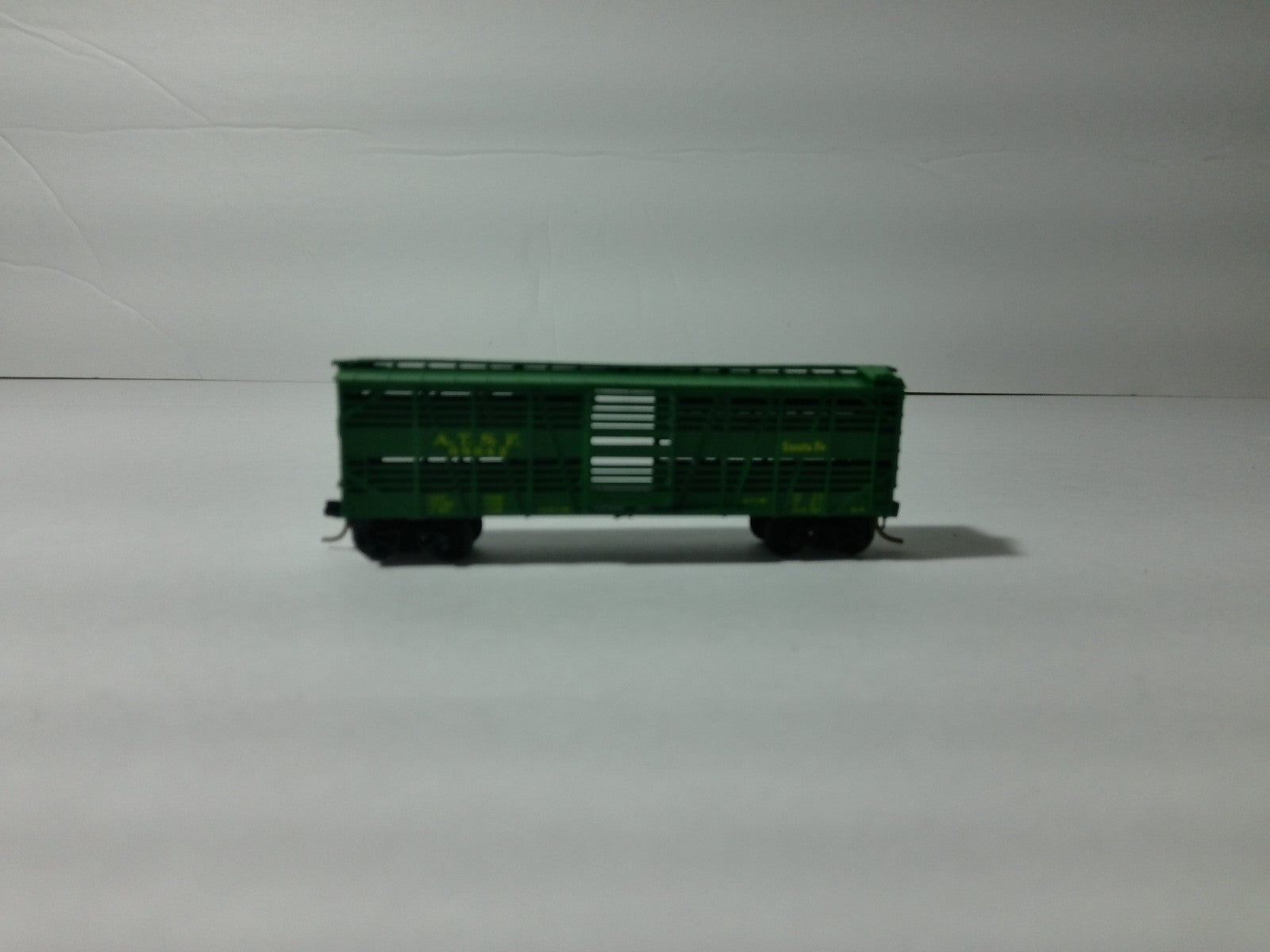 Micro Trains 35074 N Scale 40' Despatch Stockcar A.T.S.F #686421