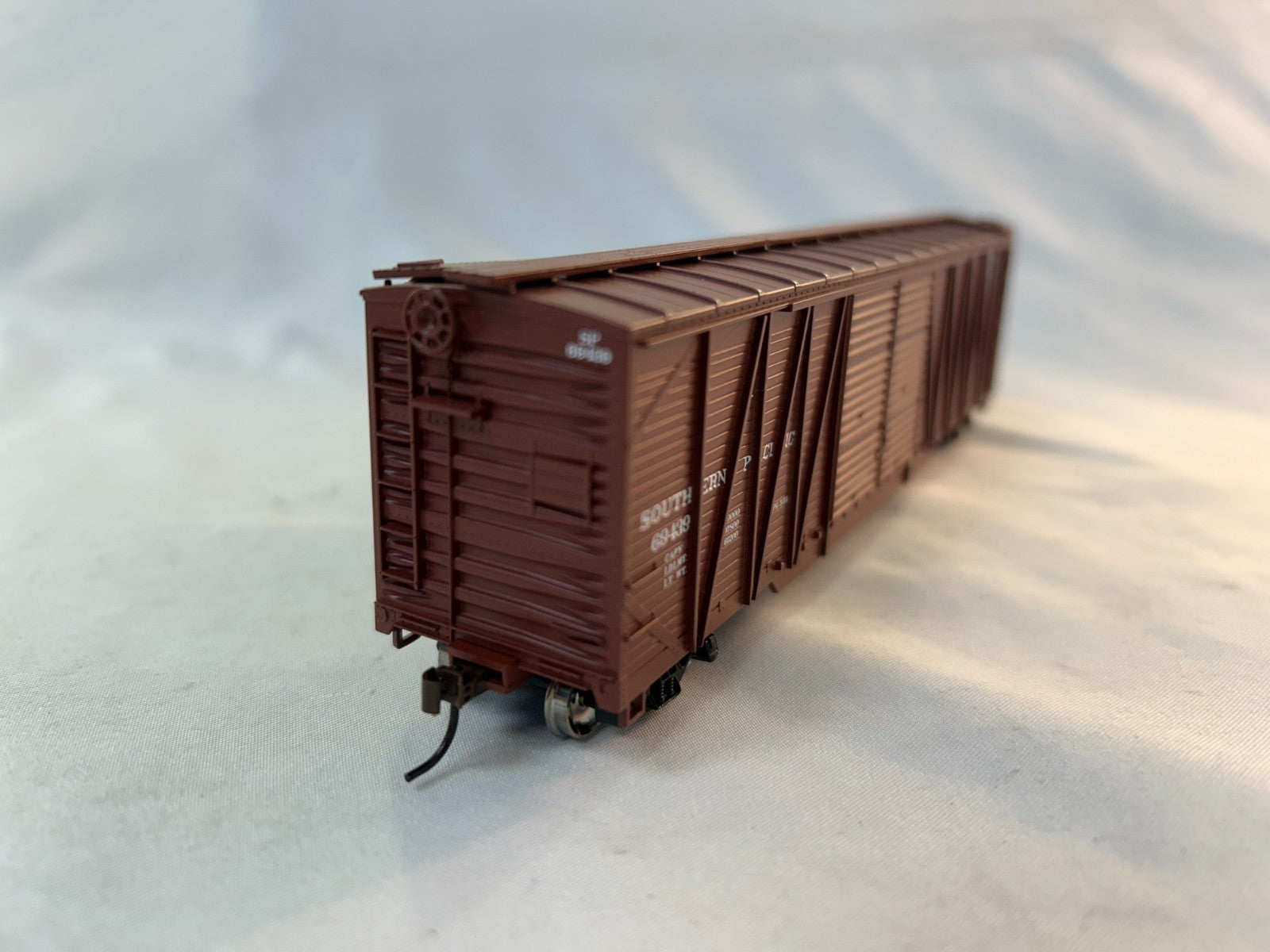 Roundhouse 84421 HO Scale 50' Single Sheath Auto Boxcar, Southern Pacific #694393