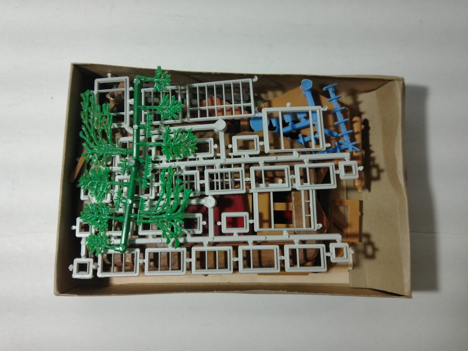 AHM 5808 HO Scale Bungalow With Patio & L Shaped Ranch House1