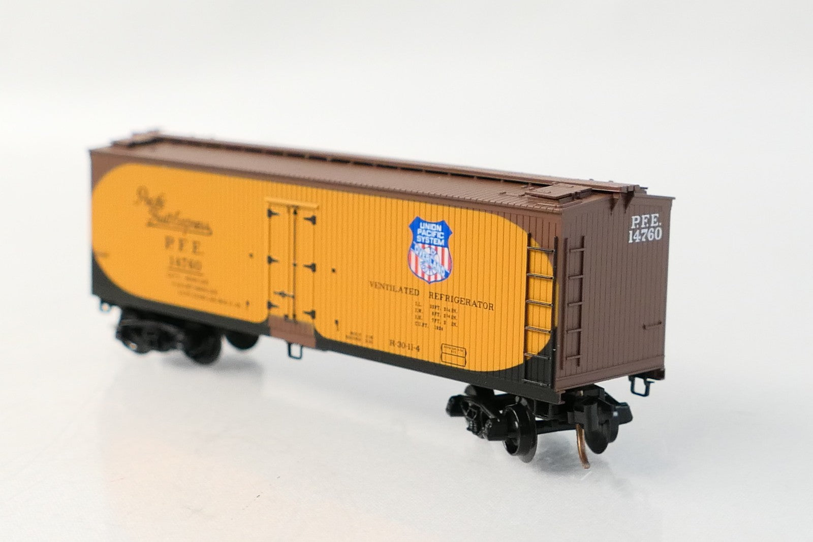 Micro Trains 49500 N Pacific Fruit Express 40' Wood Reefer Vertical Brake Wheel0