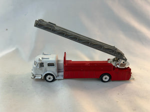 Model Power 7767-5 HO Scale Diecast Fire Fighting Truck with Aerial Ladder