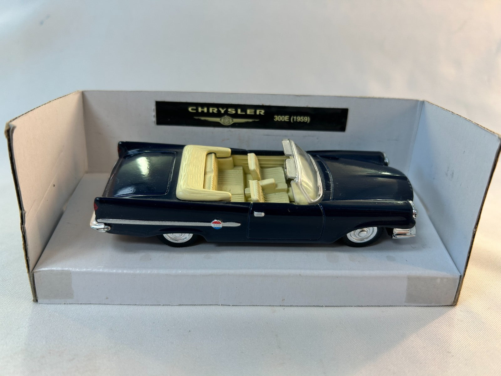 K-Line Kruisers 94074 O Scale 1959 Chrysler 300E Convertible Automobile1